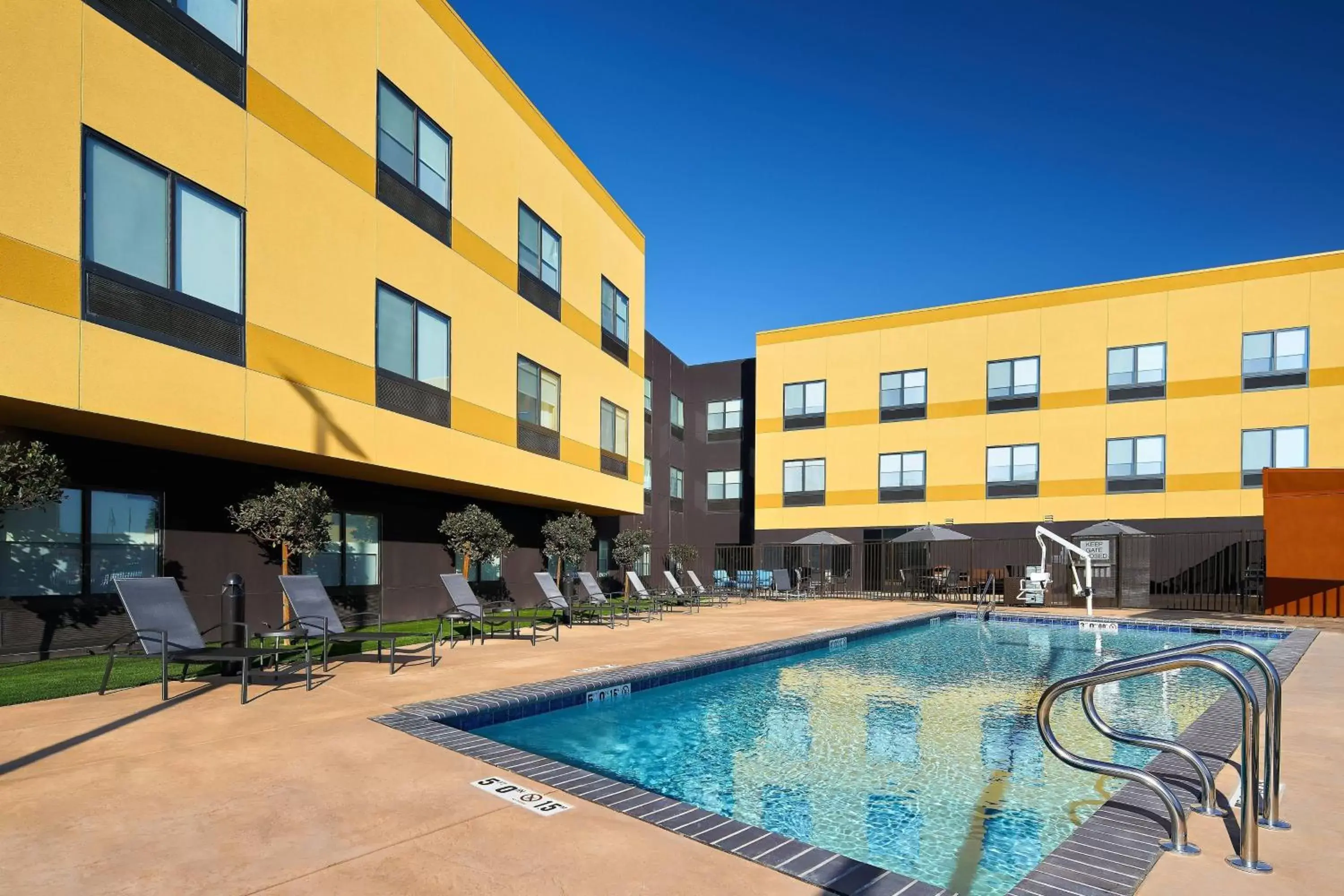 Swimming pool, Property Building in Fairfield Inn & Suites by Marriott Fresno Yosemite International Airport