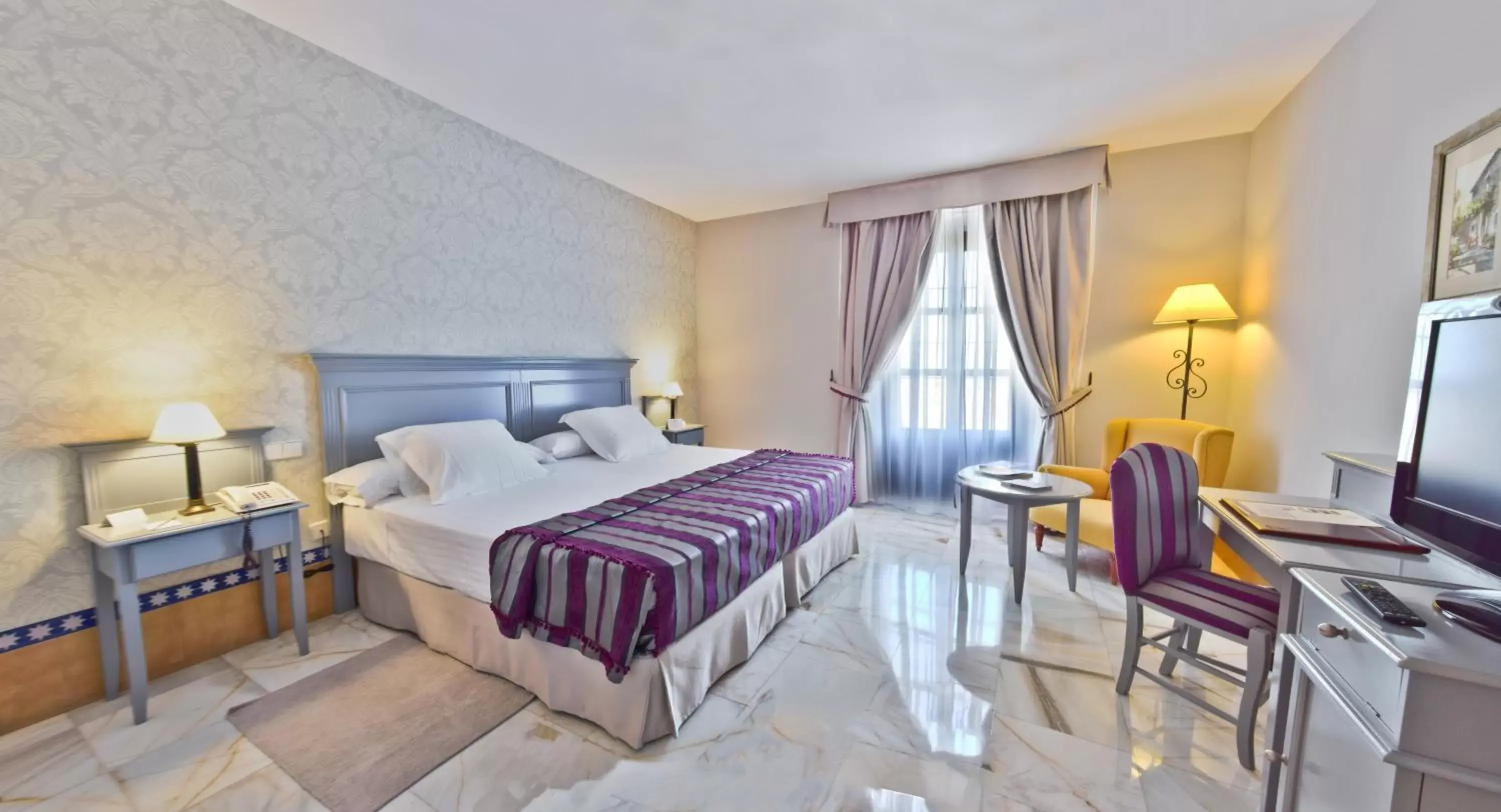Photo of the whole room, Bed in Hotel Alcázar de la Reina