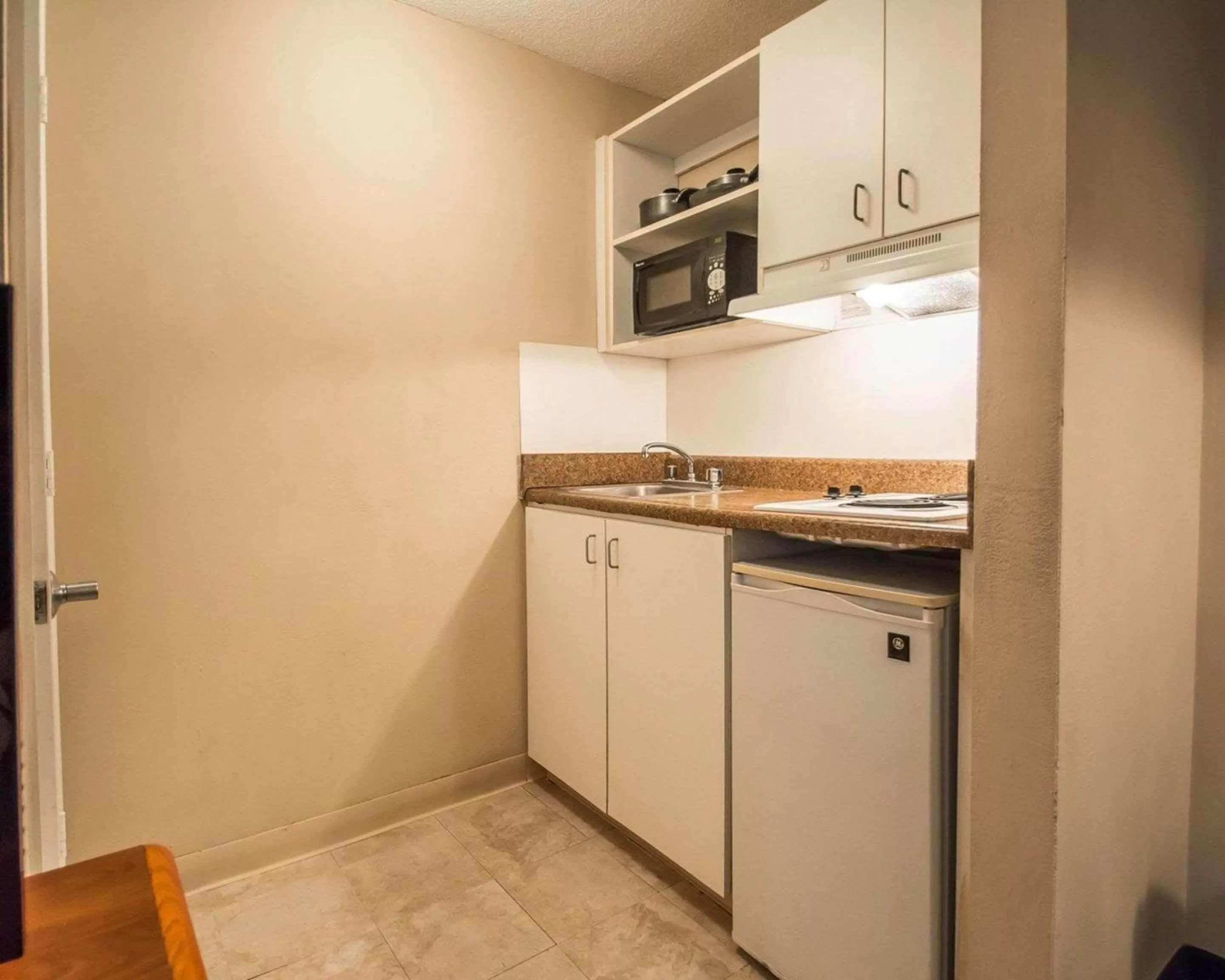 Kitchen or kitchenette in Tampa Bay Extended Stay - Airport