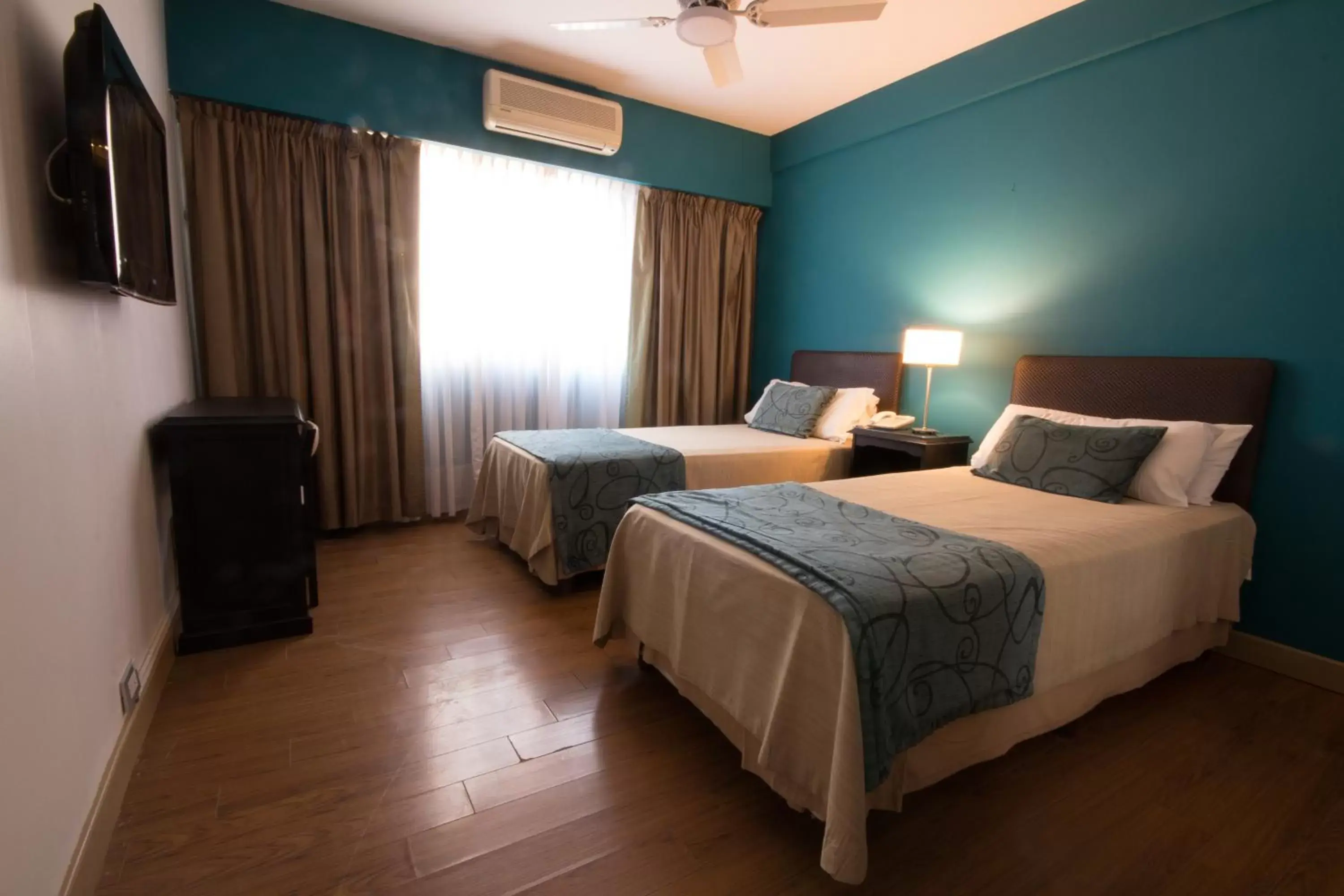 Photo of the whole room, Bed in Gran Hotel Buenos Aires