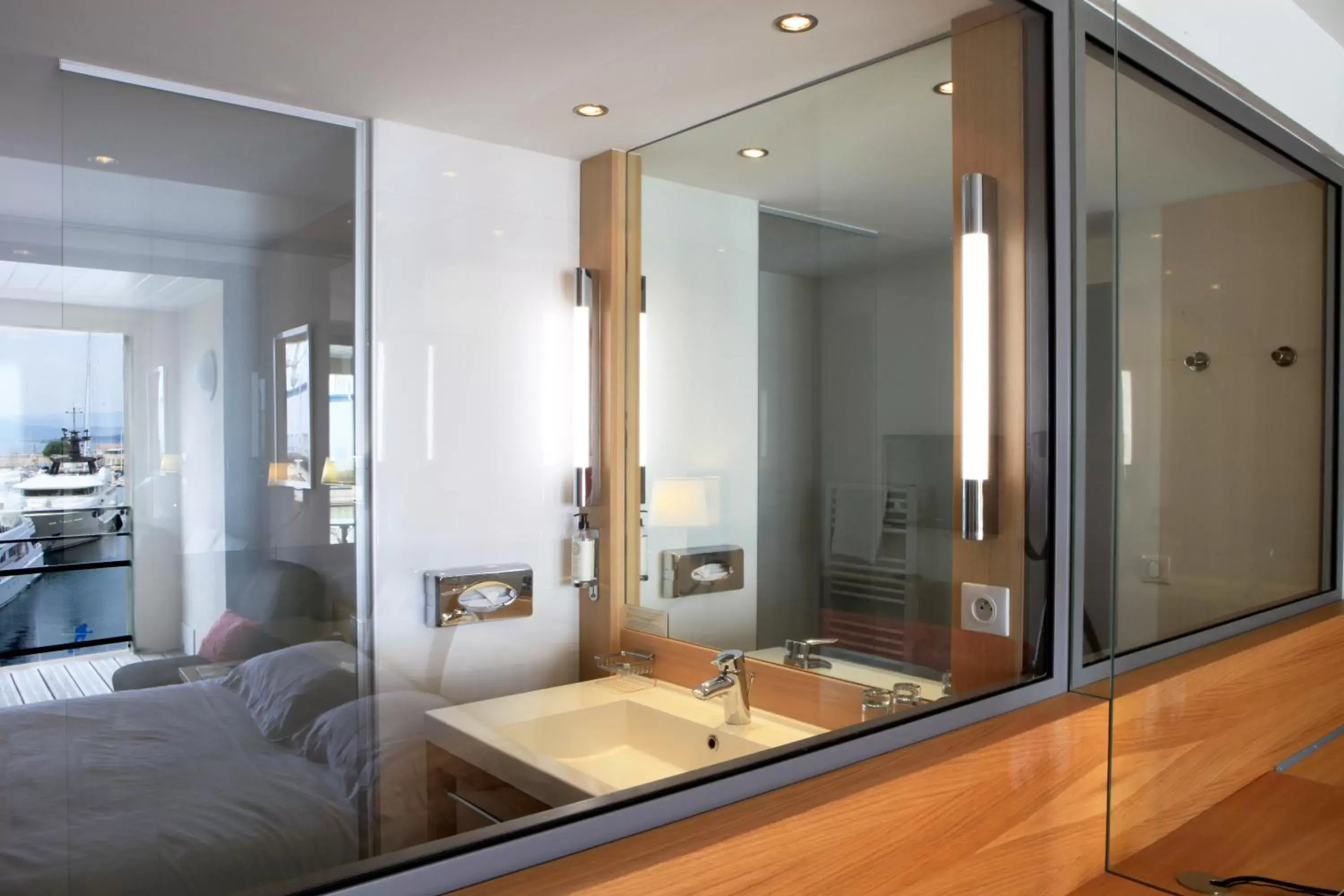 Photo of the whole room, Bathroom in Best Western Premier Hôtel du Vieux-Port