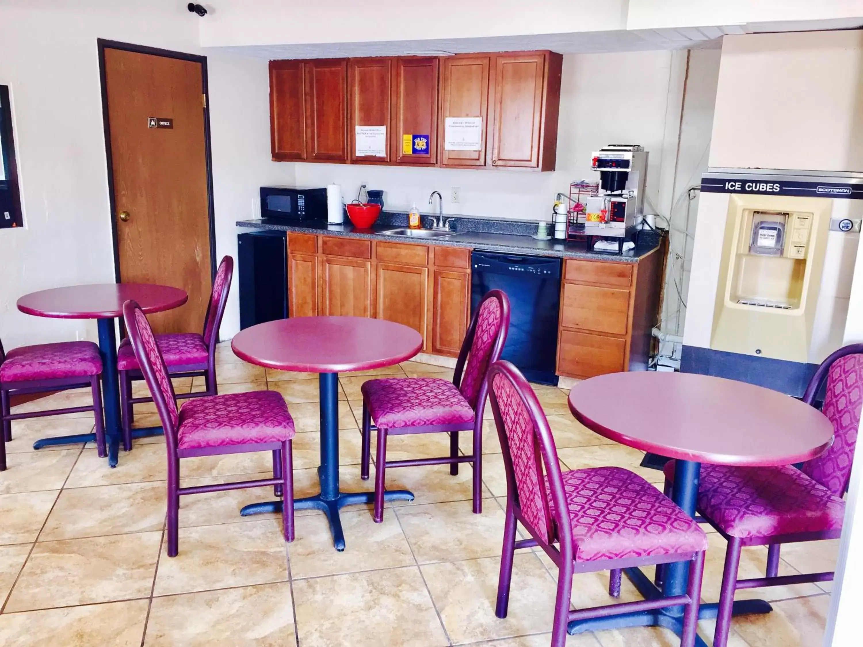 Kitchen/Kitchenette in Lyons Inn