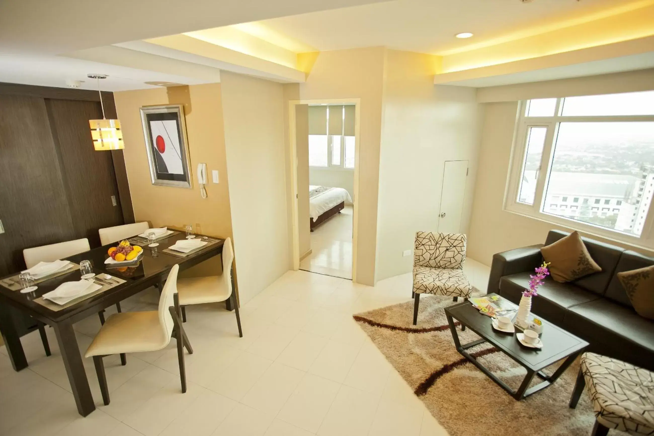 Kitchen or kitchenette, Seating Area in The Exchange Regency Residence Hotel Managed by HII