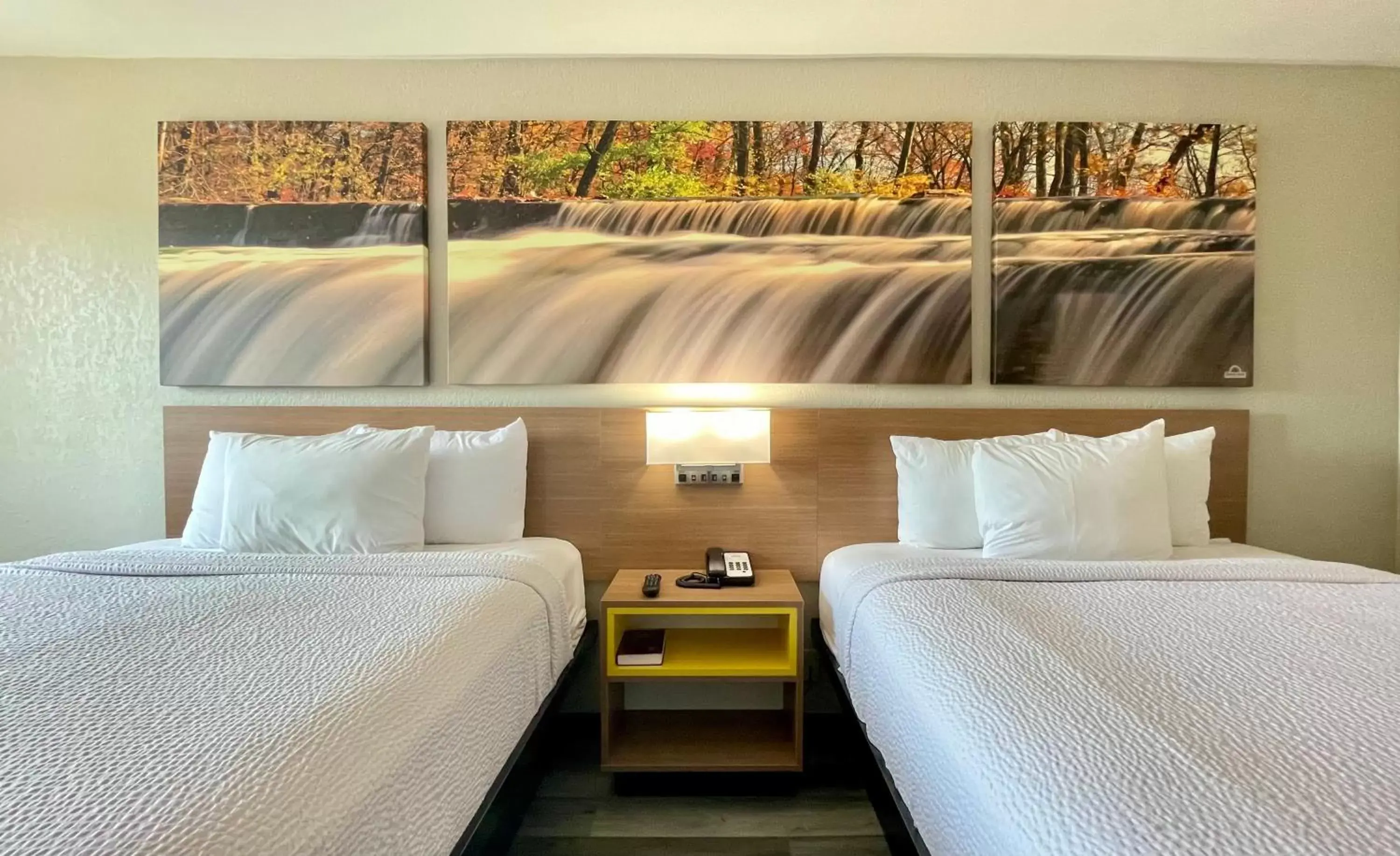 Bed in Days Inn by Wyndham Columbus IN Bed in Days Inn by Wyndham Columbus IN