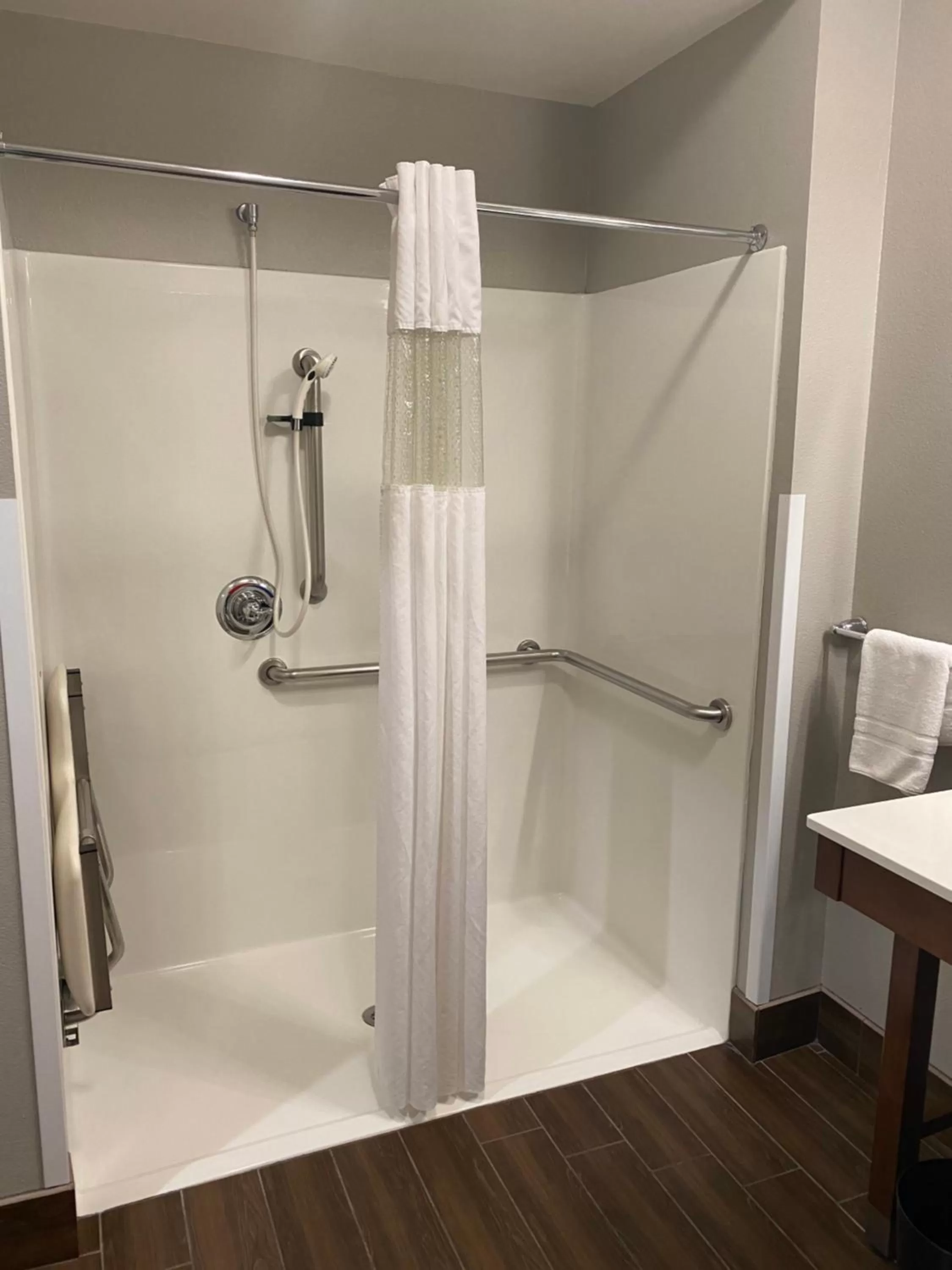 Bathroom in La Quinta by Wyndham Houston NW Beltway8/WestRD