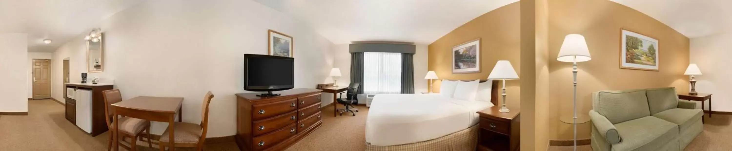 Photo of the whole room, TV/Entertainment Center in Country Inn & Suites by Radisson, Mankato Hotel and Conference Center, MN