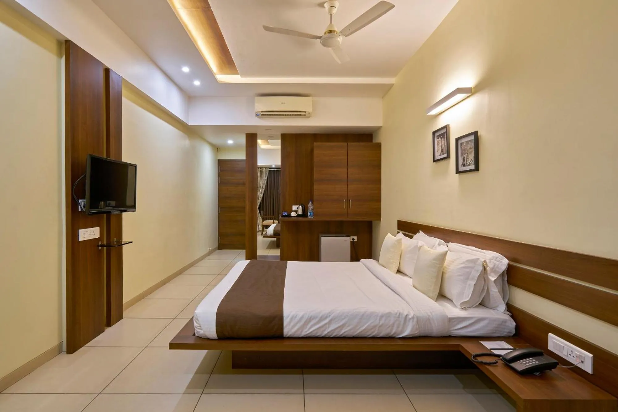 Bedroom, Bed in Hotel 3 Leaves NEAR CENTRAL BUS STAND