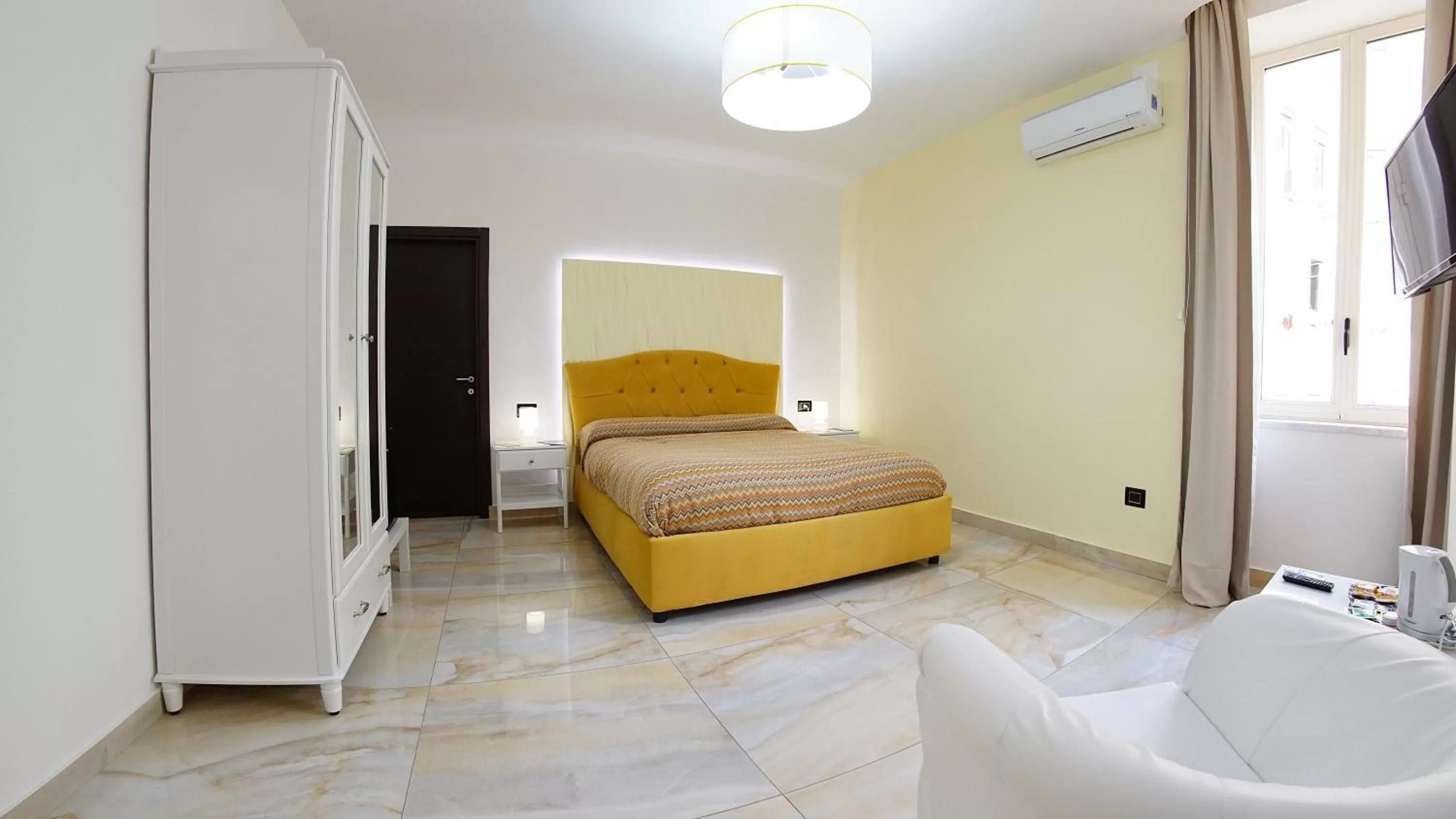 Photo of the whole room, Bed in Beverello Suite