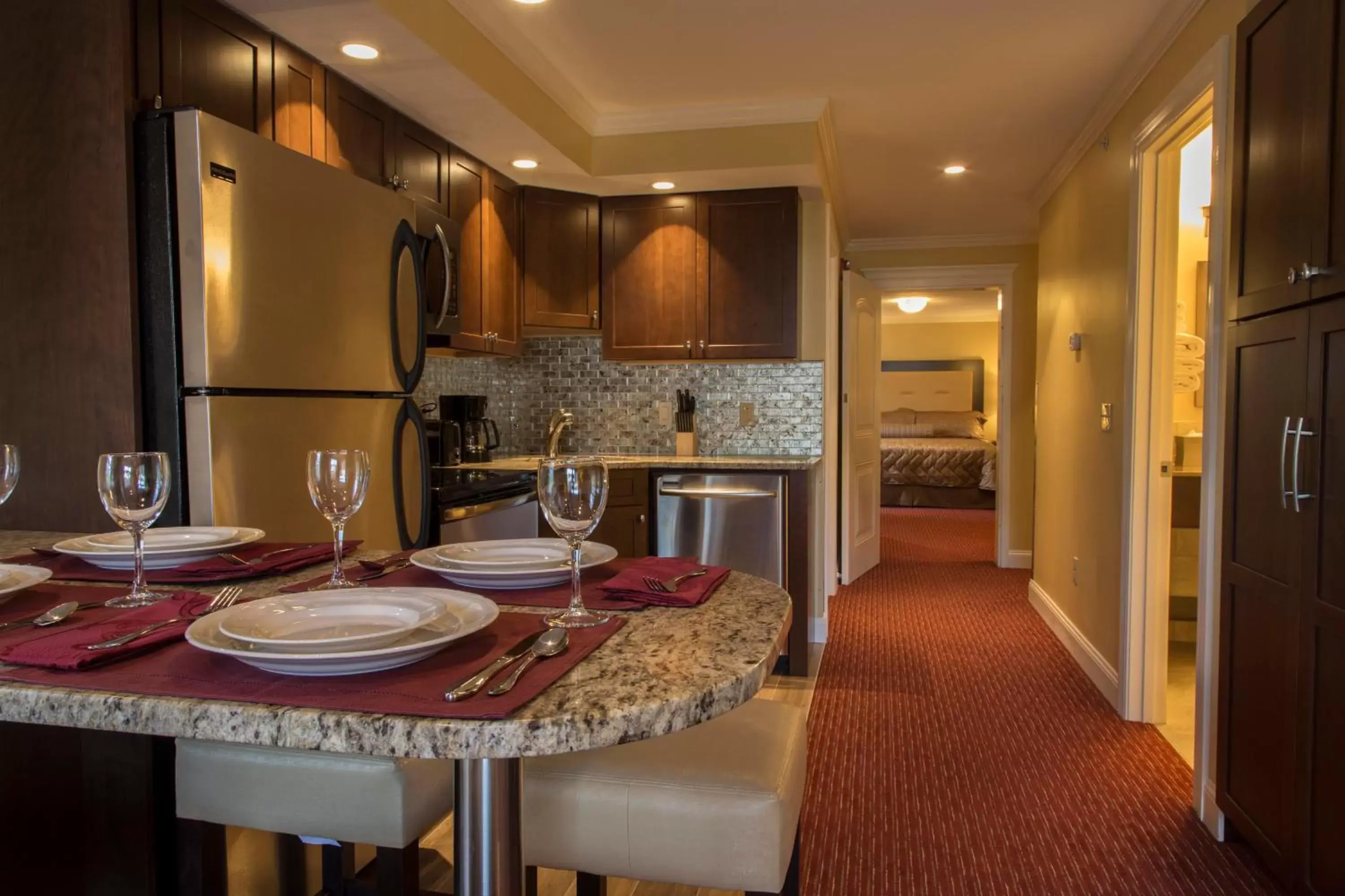 Dining area, Kitchen/Kitchenette in Golden Gables Inn