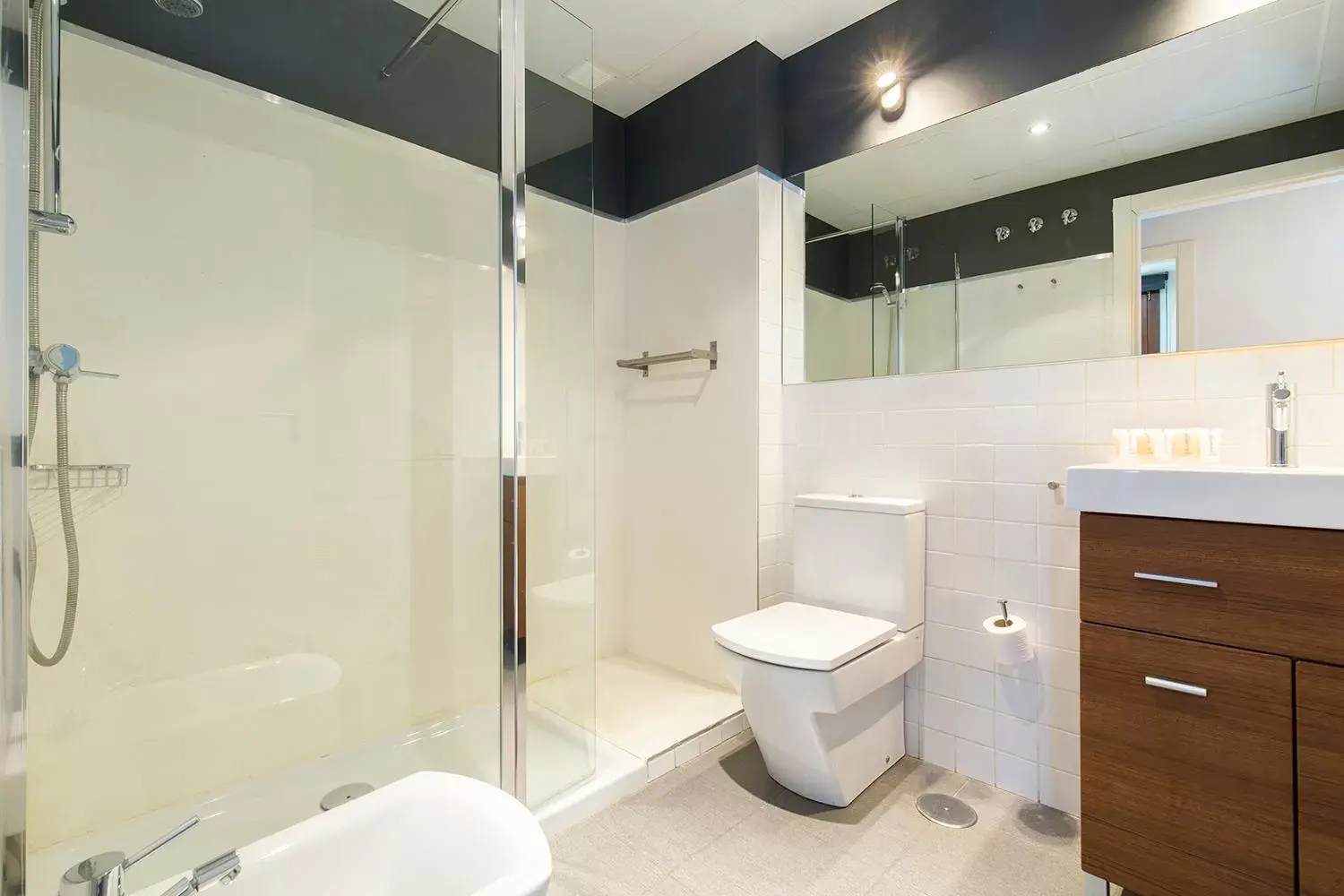 Shower, Bathroom in Elvira Suites