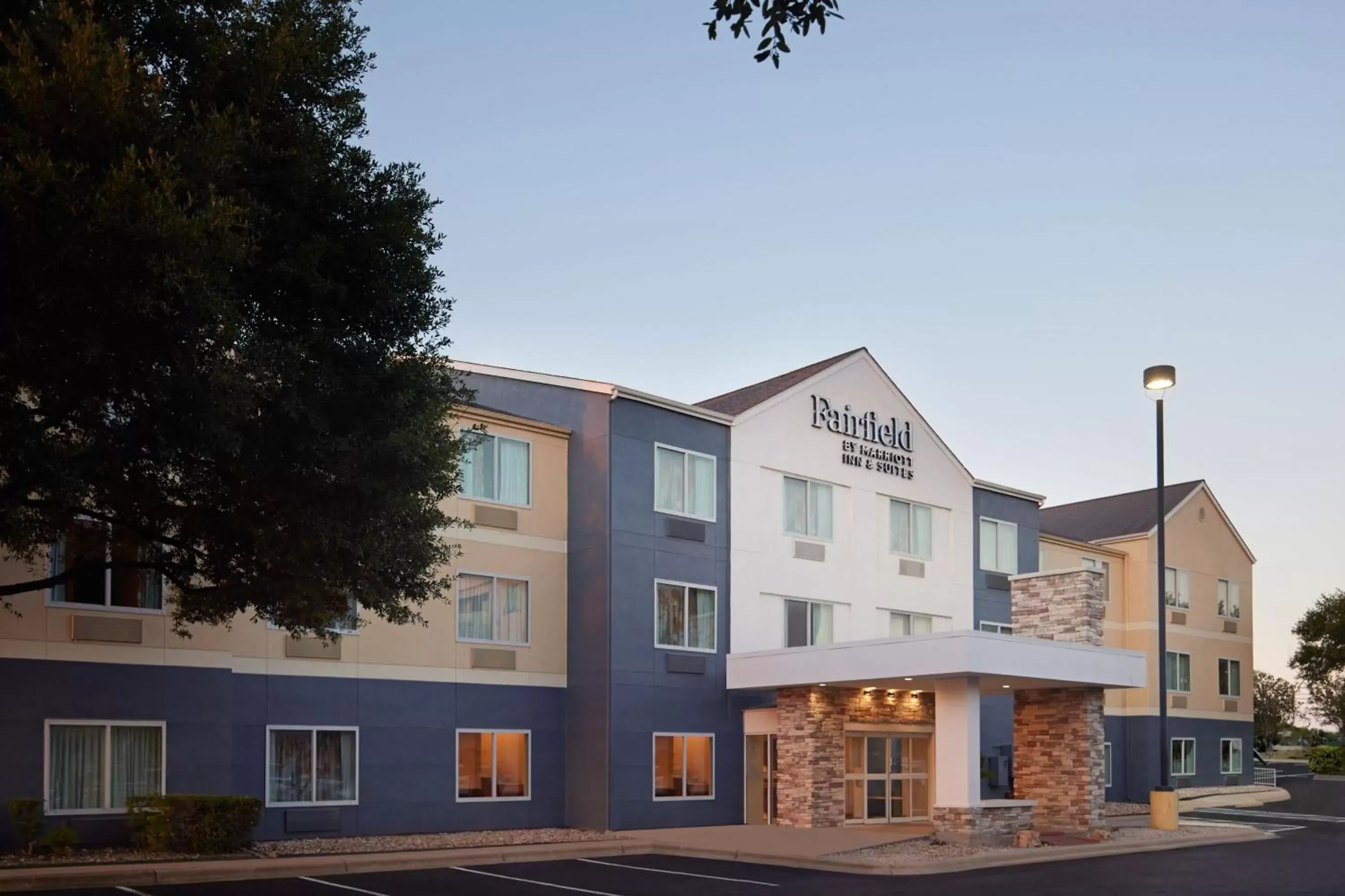 Property Building in Fairfield Inn and Suites Austin South