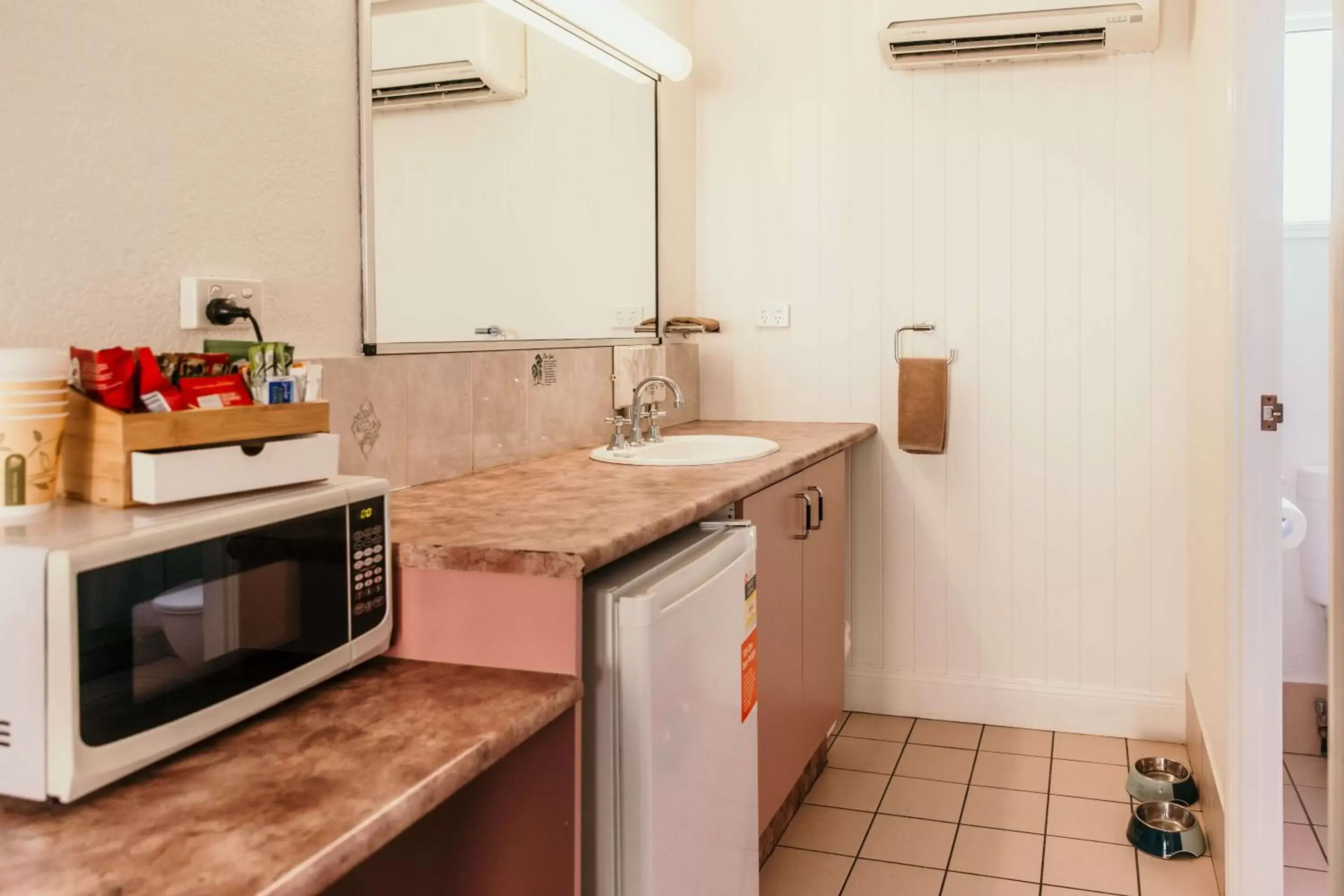 Coffee/tea facilities, Kitchen/Kitchenette in Outback Motel Mt Isa