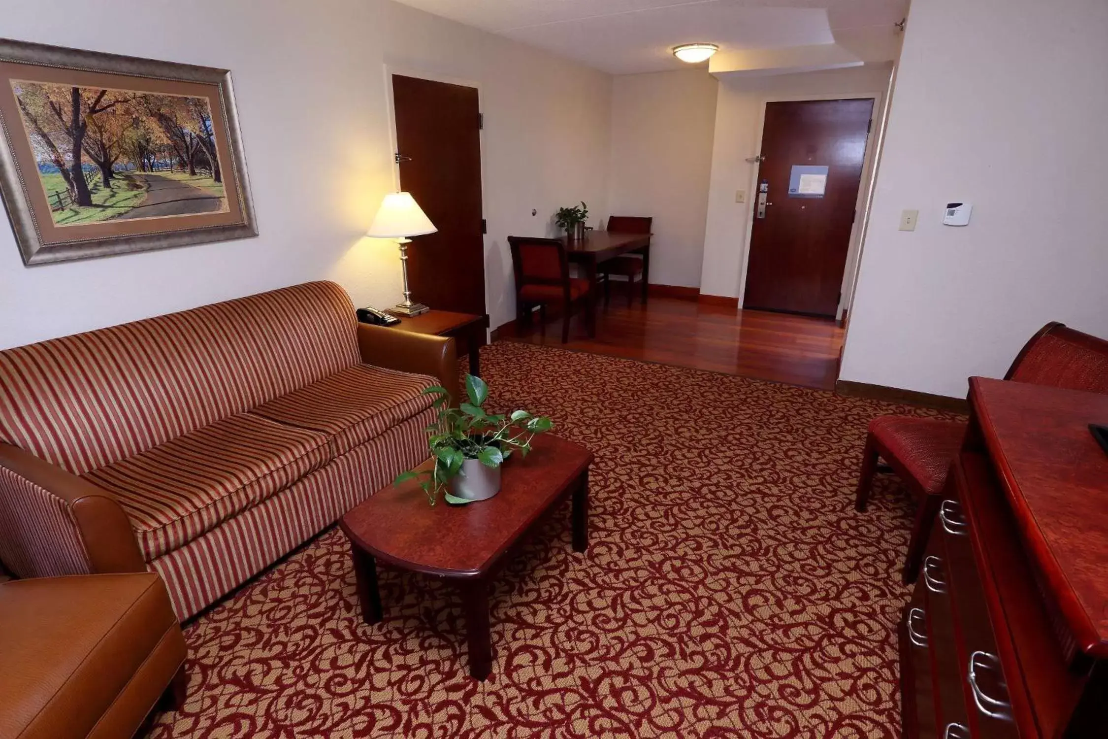 Living room, Seating Area in Hampton Inn & Suites Charlottesville at the University