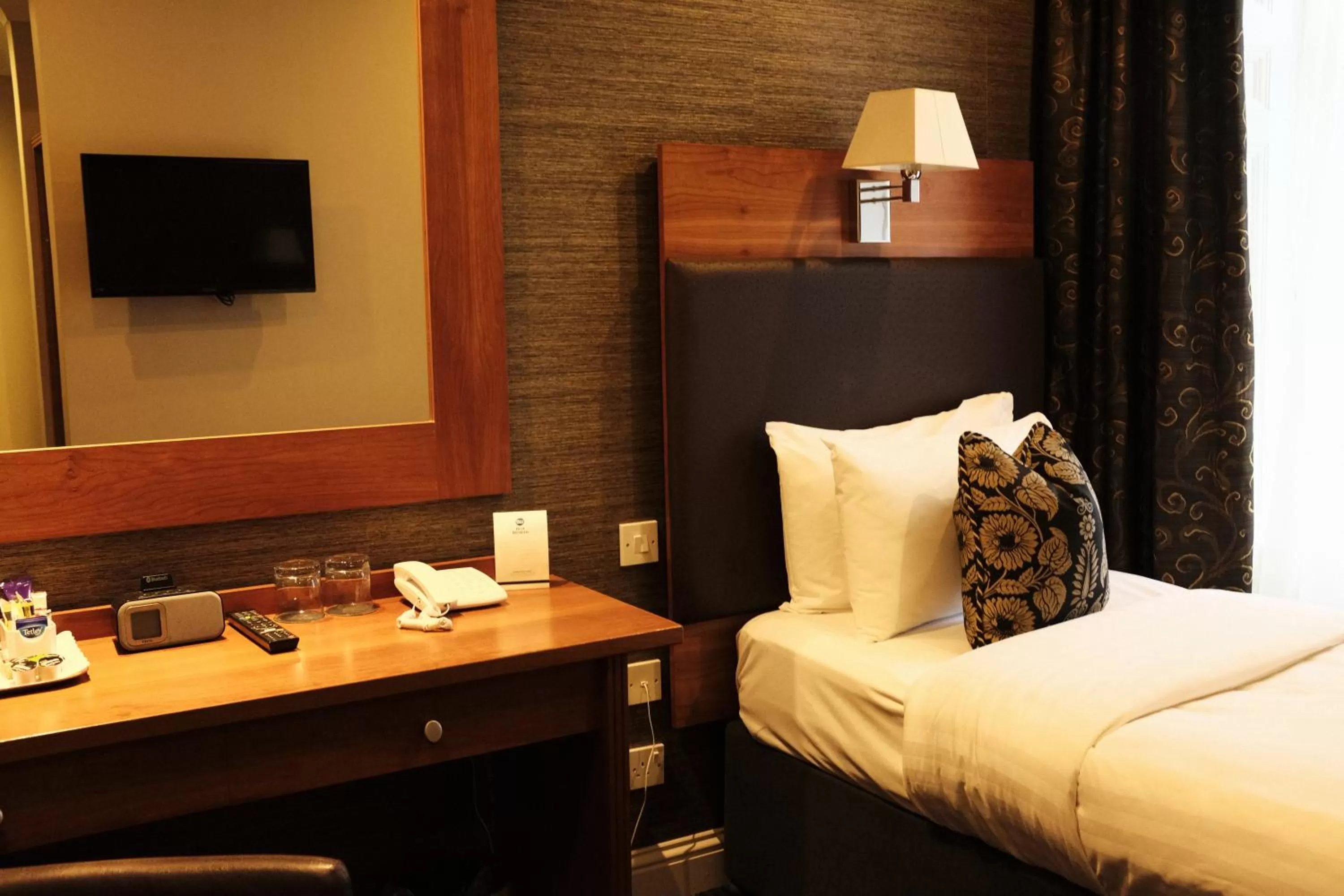 Bedroom, Bed in Best Western Garfield House Hotel