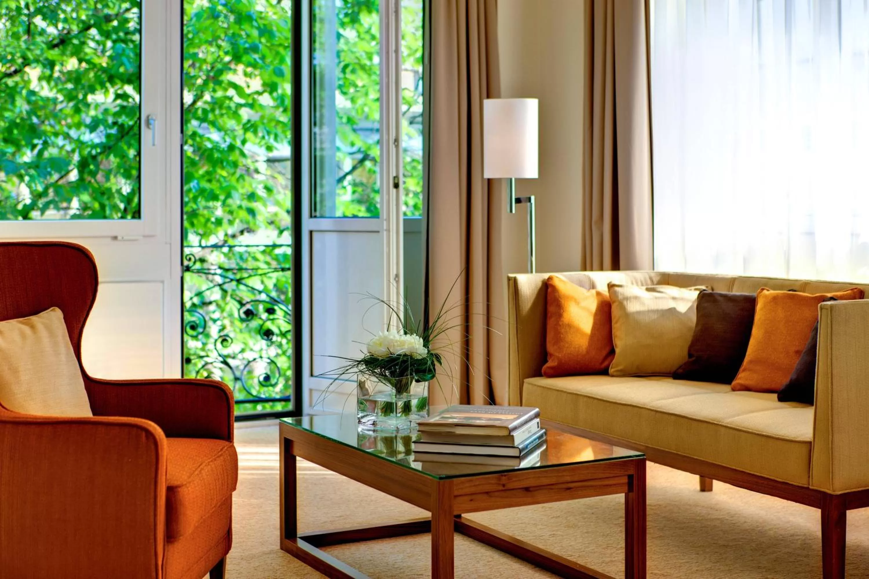 Living room in Renaissance Lucerne Hotel