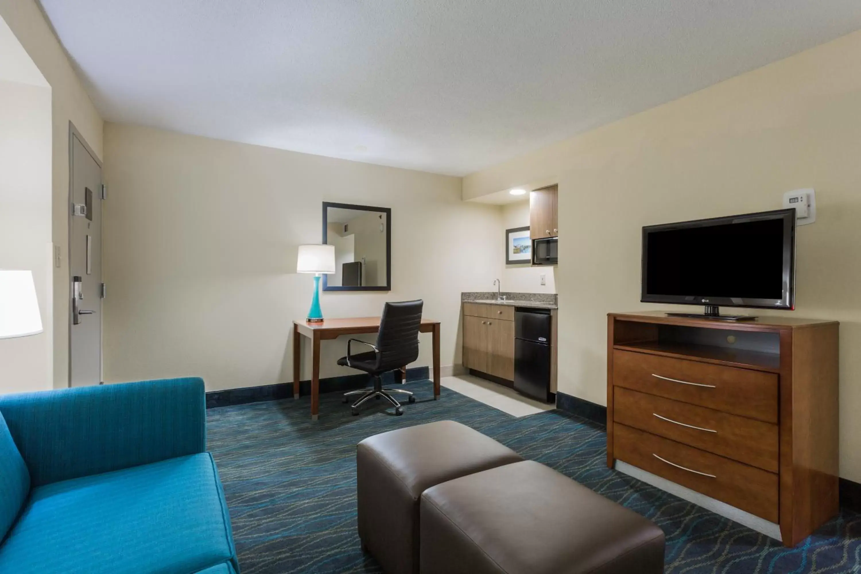 Living room, TV/Entertainment Center in Holiday Inn Express & Suites Wilmington-University Center, an IHG Hotel