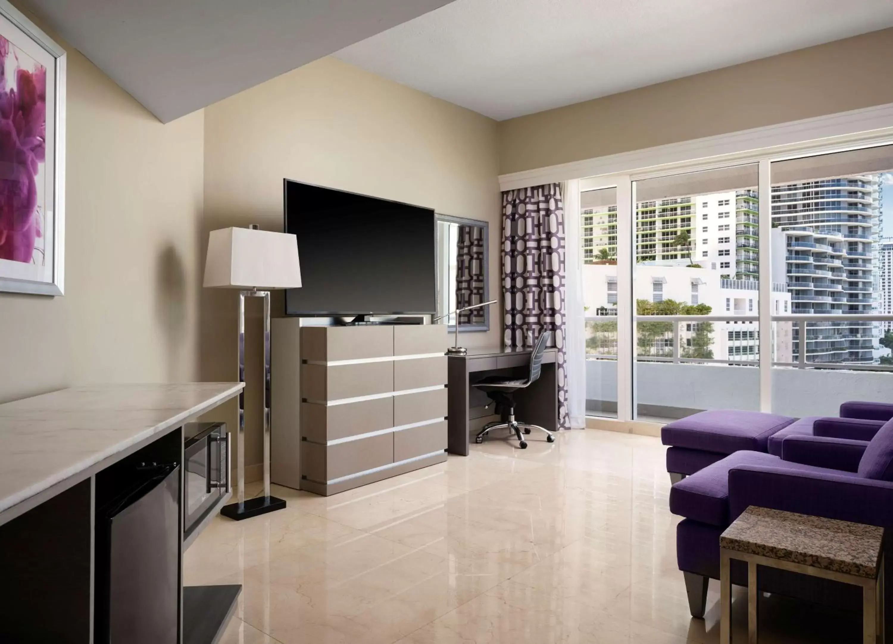 Living room, TV/Entertainment Center in DoubleTree by Hilton Grand Hotel Biscayne Bay