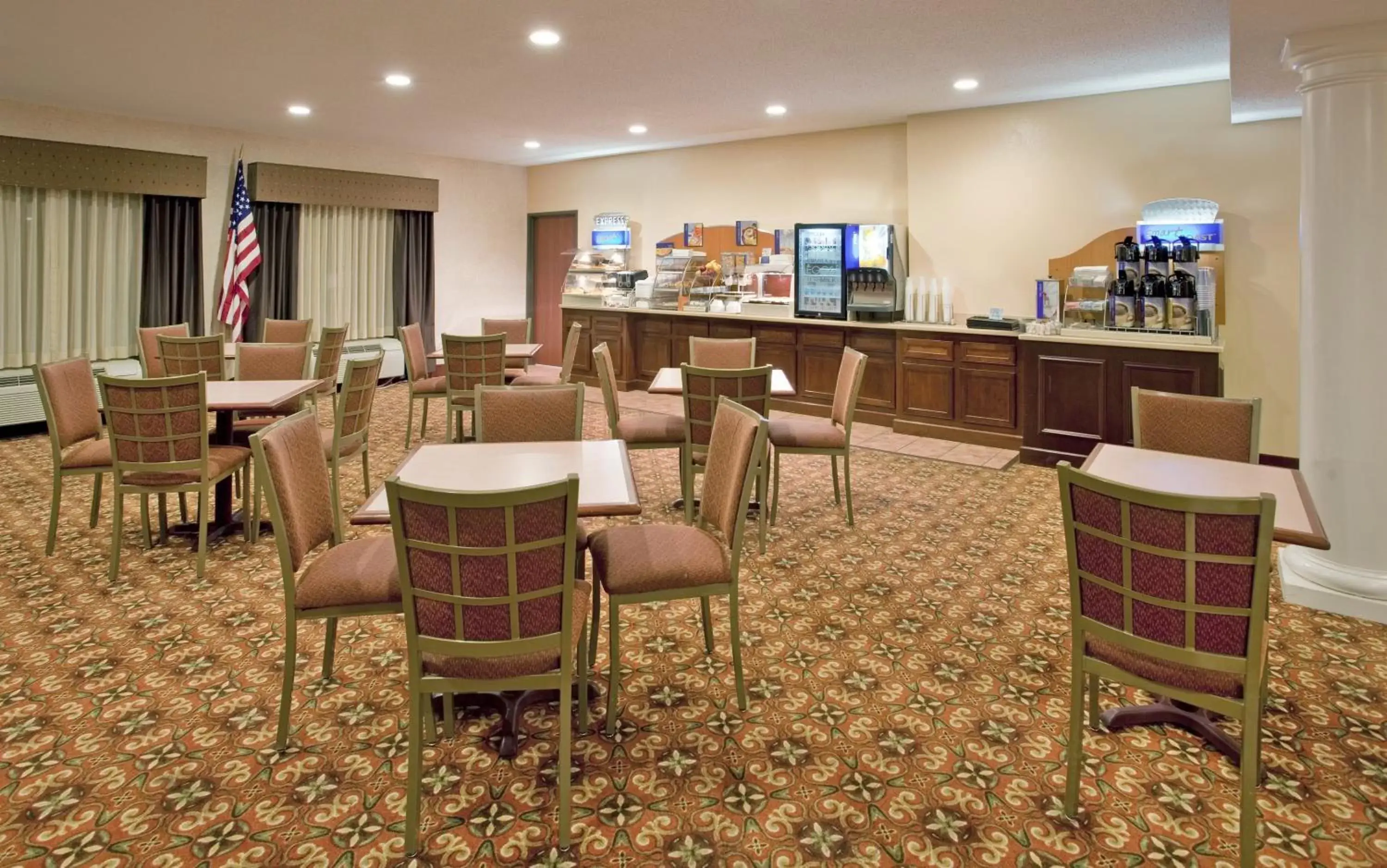 Communal lounge/ TV room, Restaurant/Places to Eat in Seasons Inn & Suites Highland