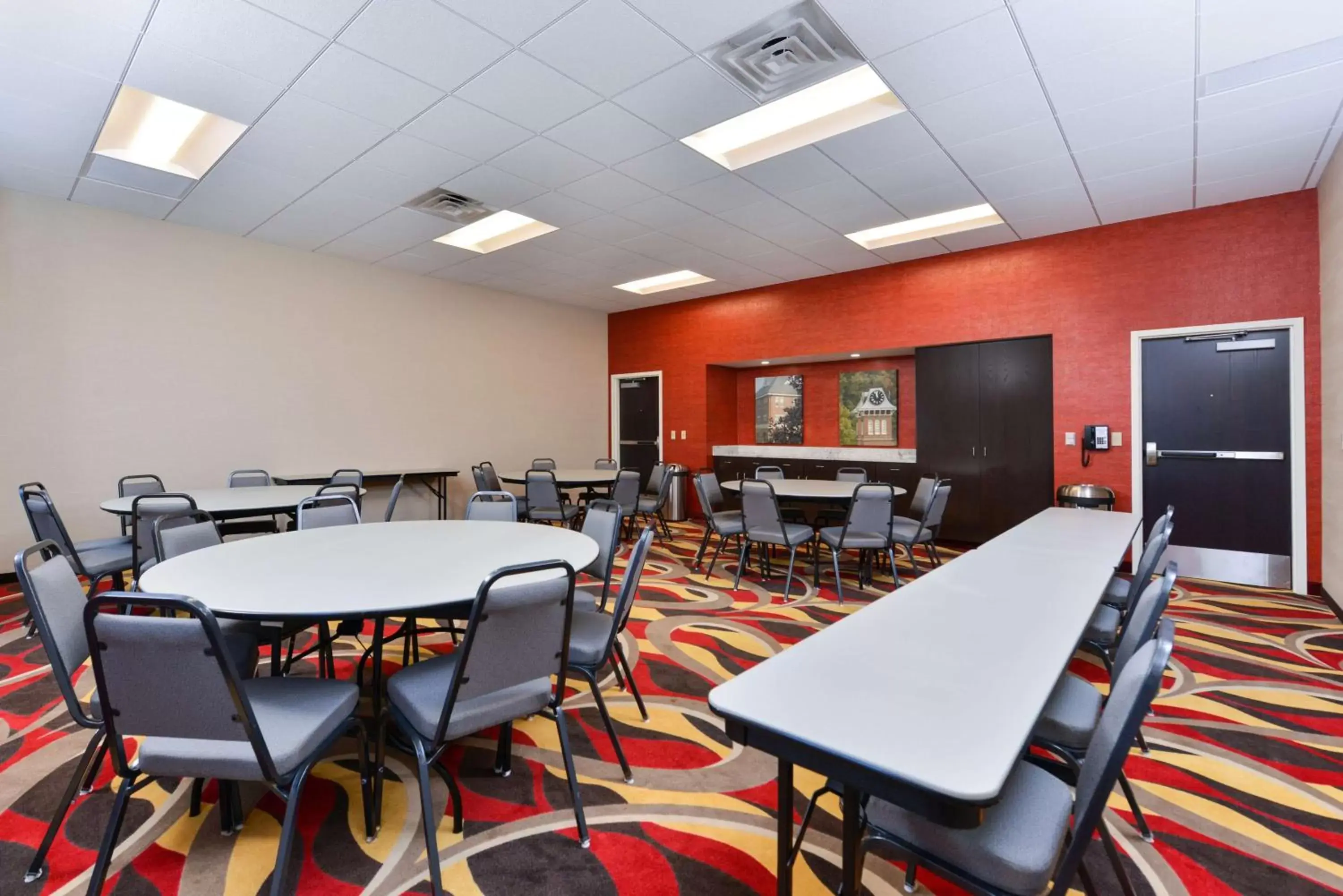 Meeting/conference room, Restaurant/Places to Eat in Hampton Inn & Suites California University-Pittsburgh