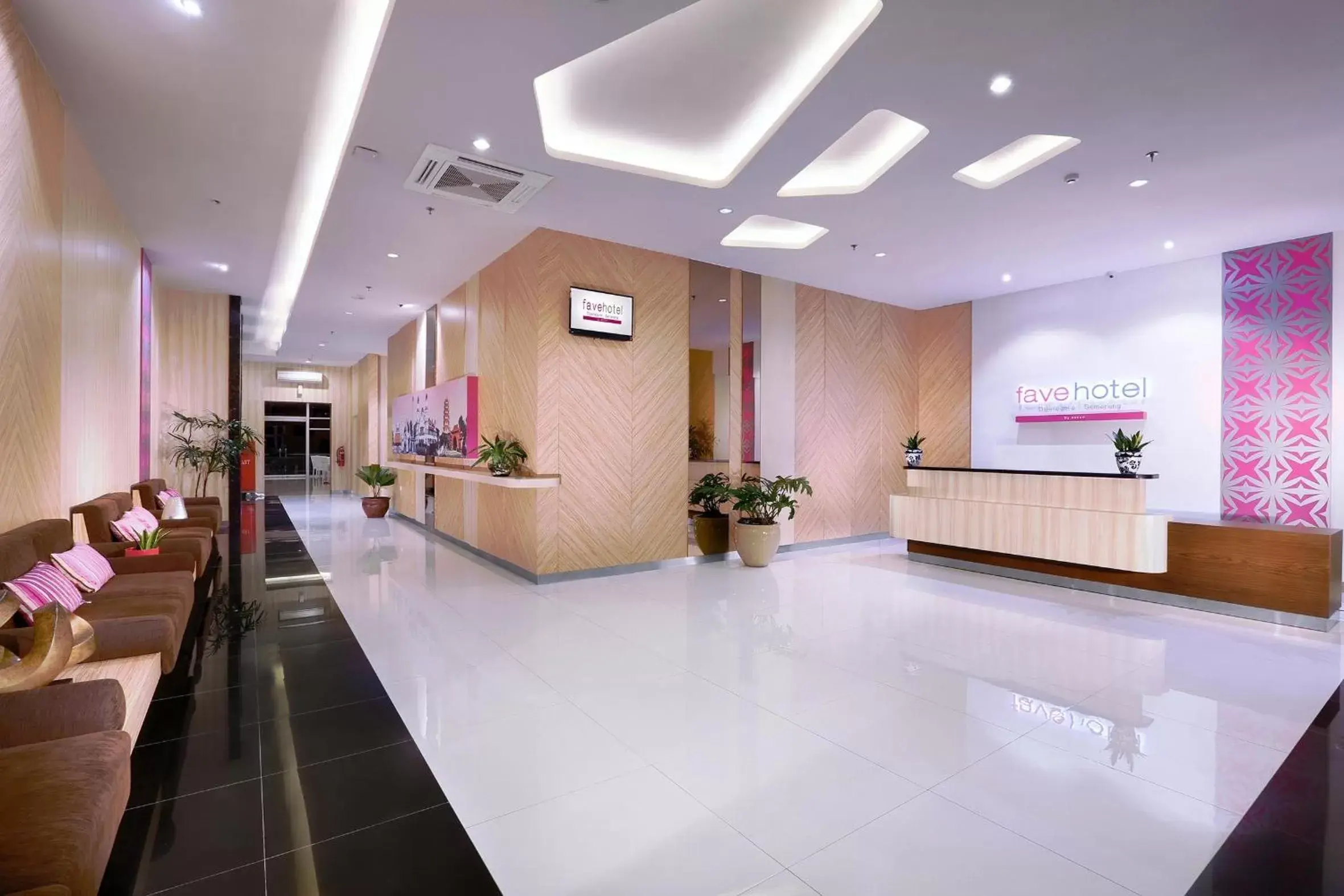 Lobby or reception in favehotel Simpang Lima - Semarang Lobby or reception in favehotel Simpang Lima - Semarang