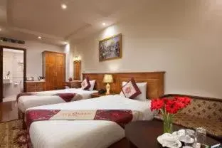 Bed in Silk Queen Hotel