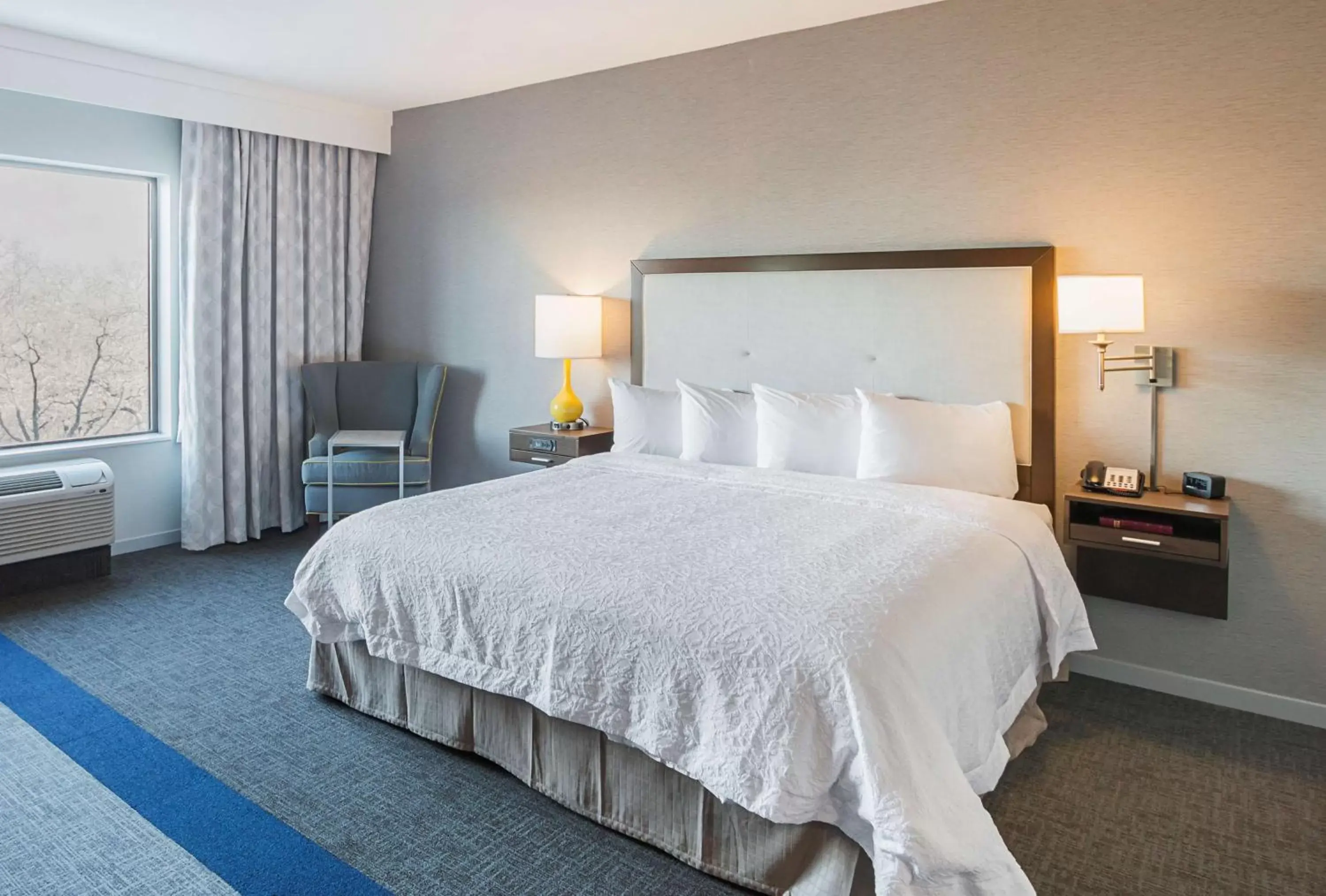 Bed in Hampton Inn & Suites Colleyville DFW Airport West