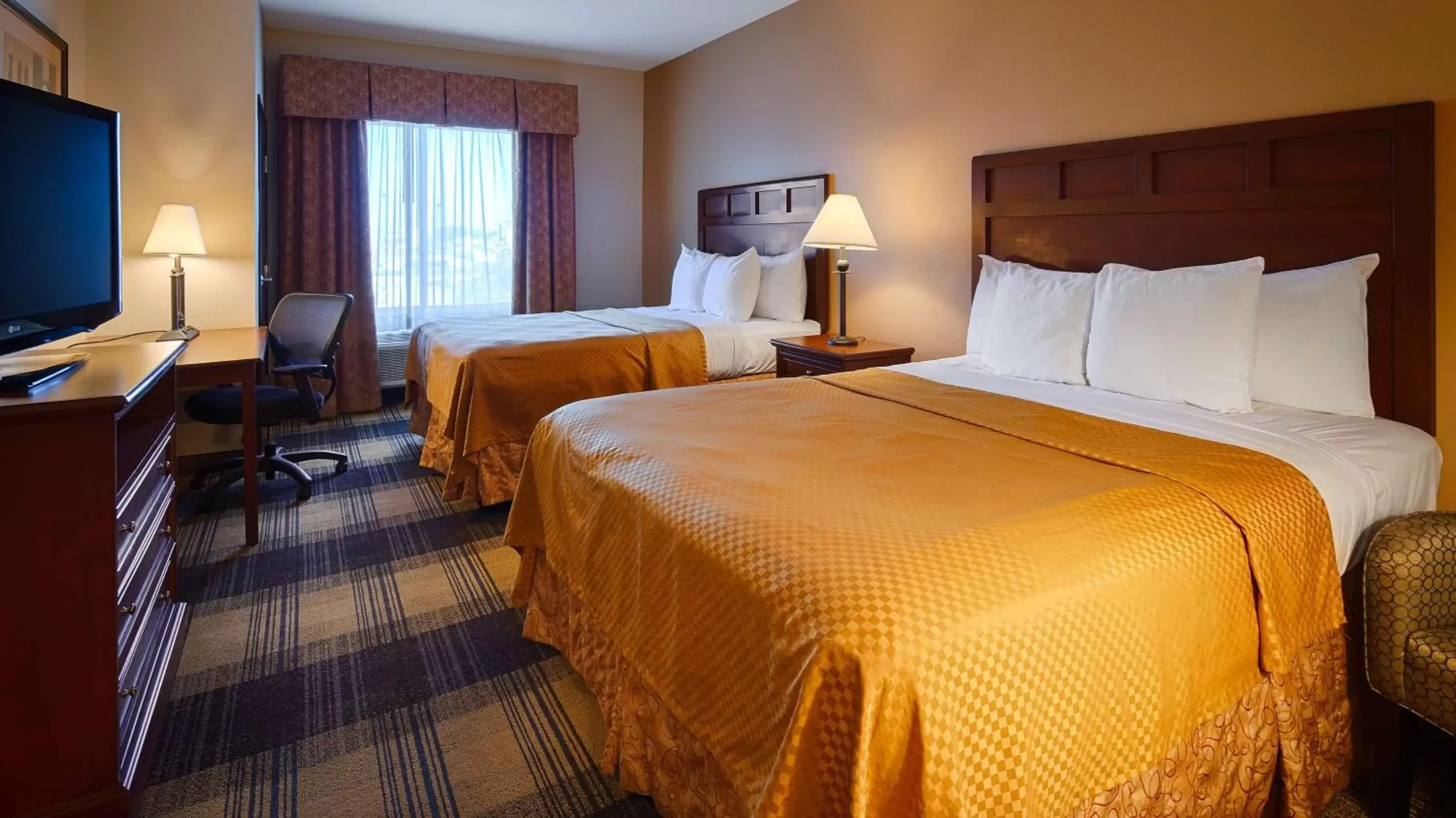 Photo of the whole room, Bed in Best Western Lockhart Hotel & Suites