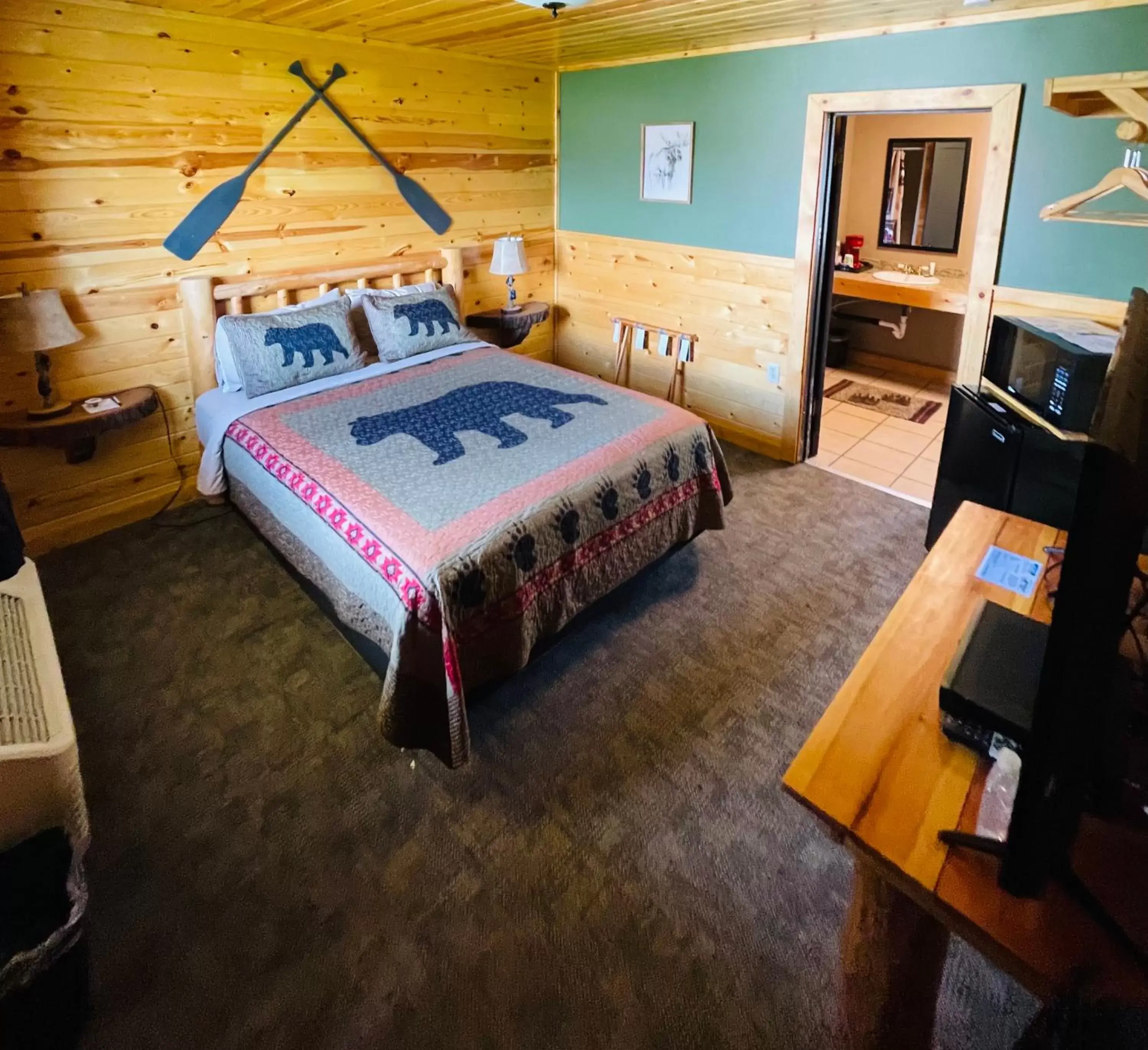 Bed in The Fishing Bear Lodge