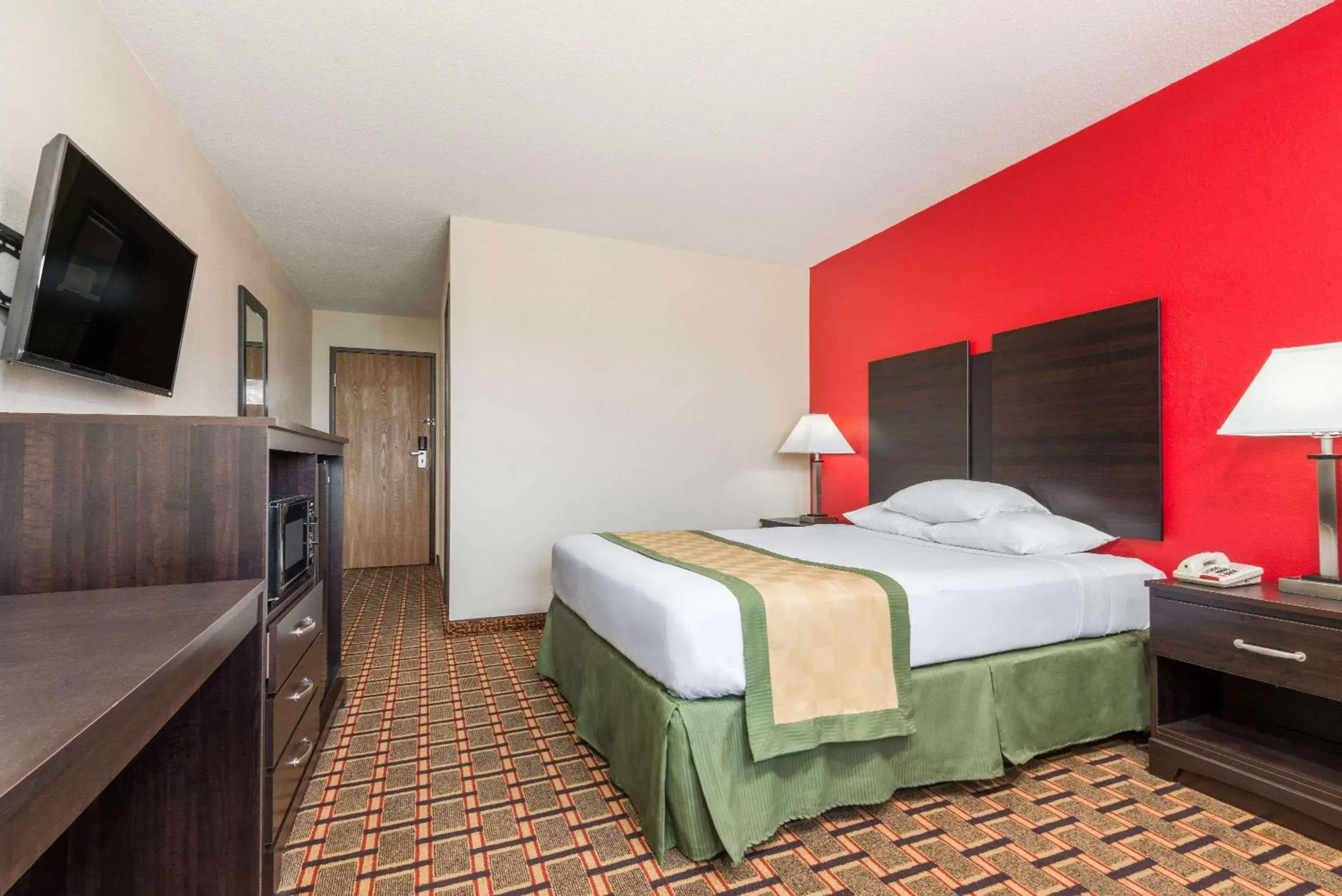 Photo of the whole room, Bed in Days Inn by Wyndham Muncie -Ball State University