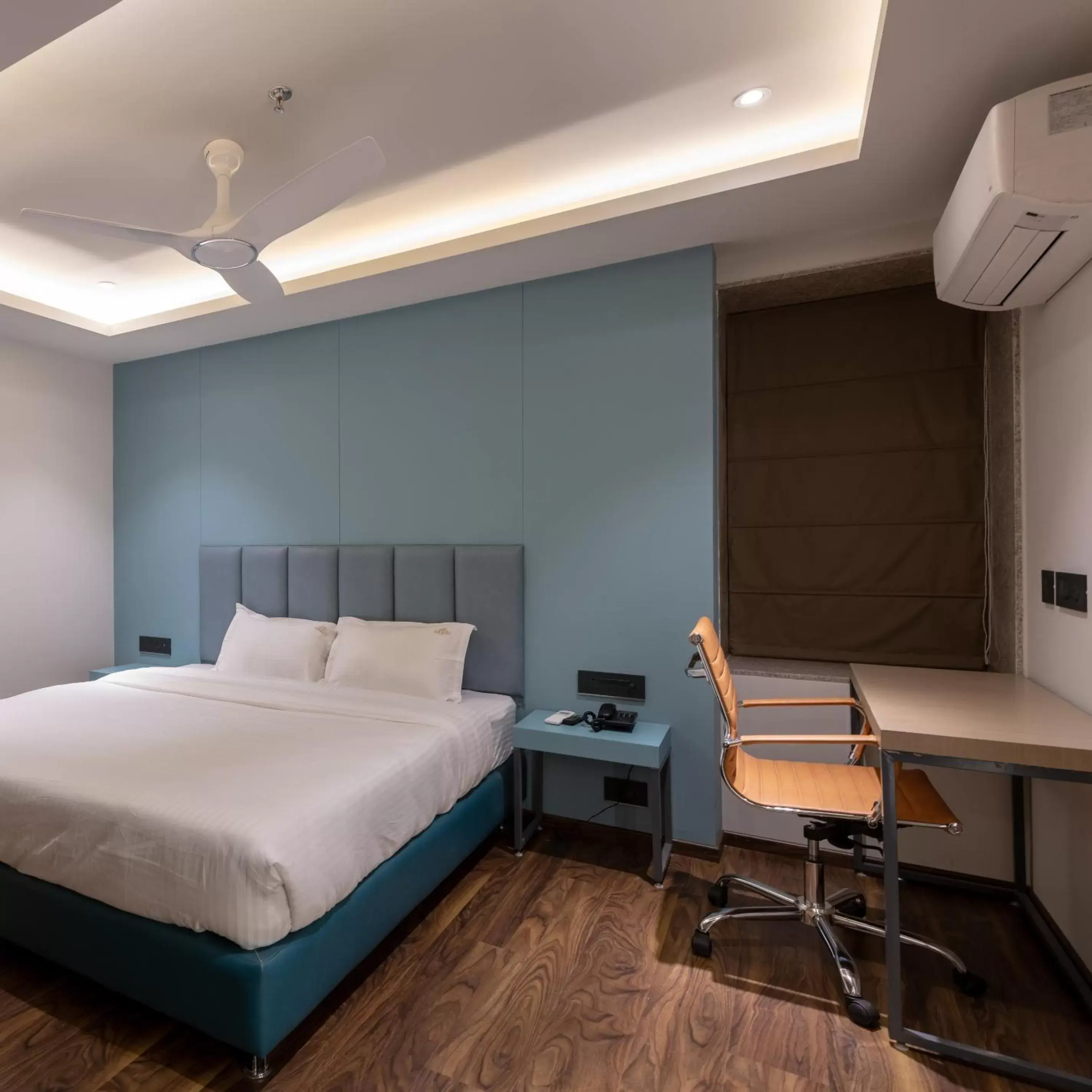 Photo of the whole room, Bed in Hotel Regal Grand Photo of the whole room, Bed in Hotel Regal Grand