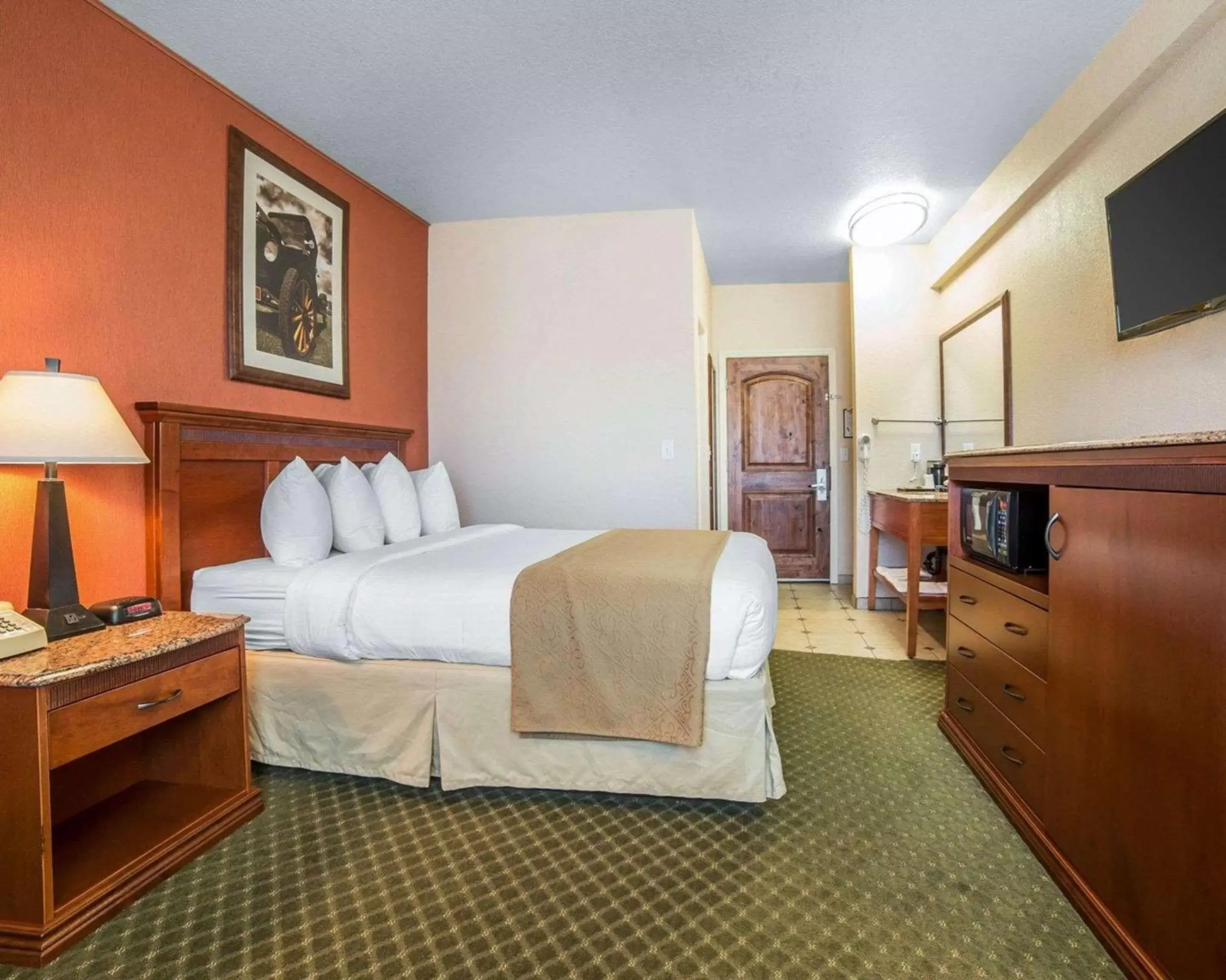 Photo of the whole room, Bed in Quality Inn Winnemucca- Model T Casino