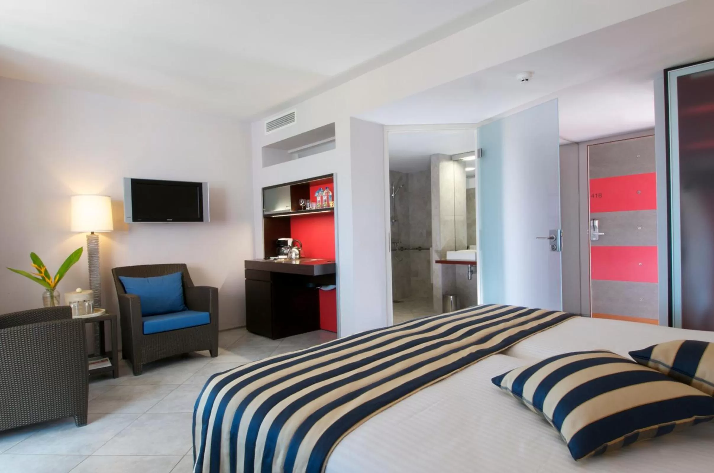 Kitchen or kitchenette, Bed in Curacao Avila Beach Hotel