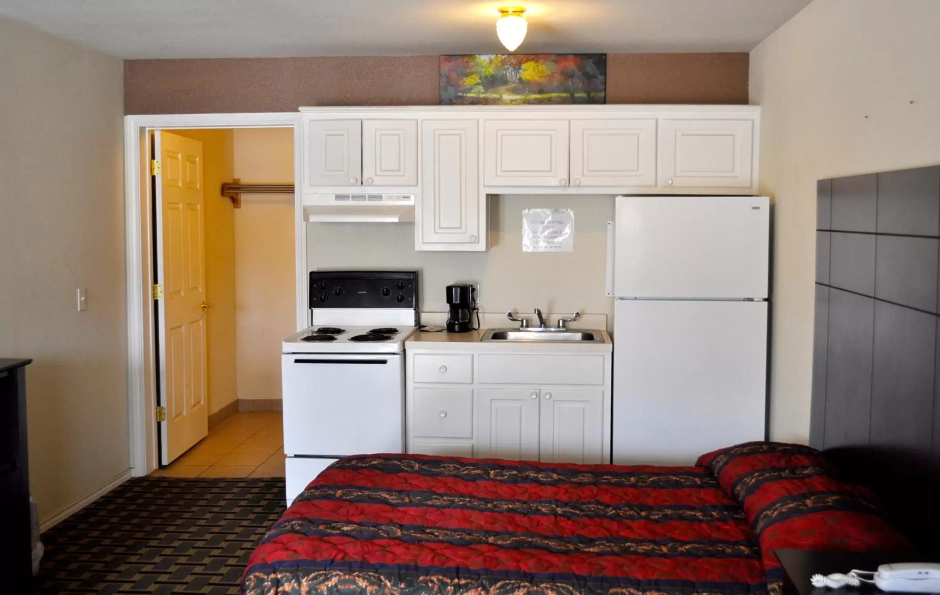 Kitchen/Kitchenette in Andrews Motor Inn