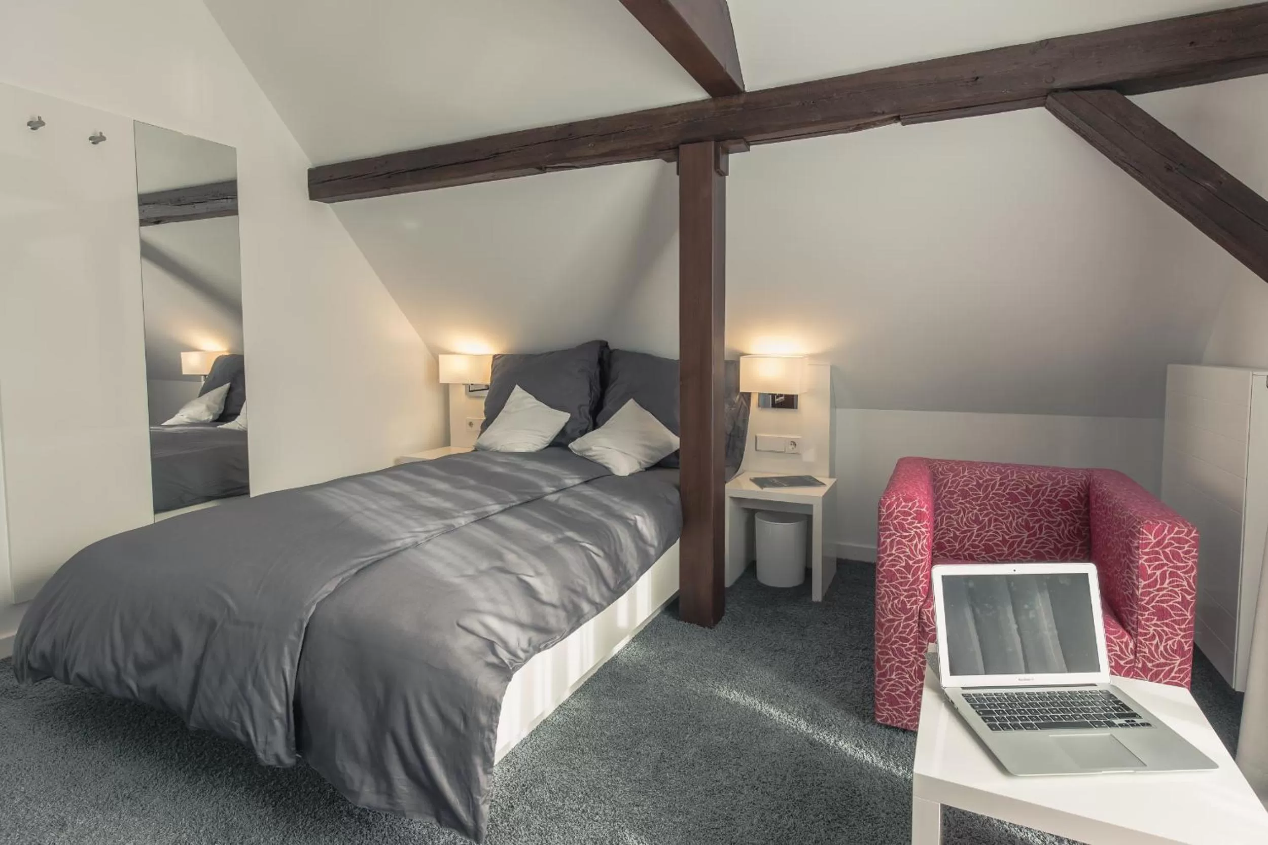 Day, Bed in Bahnlounge 1907