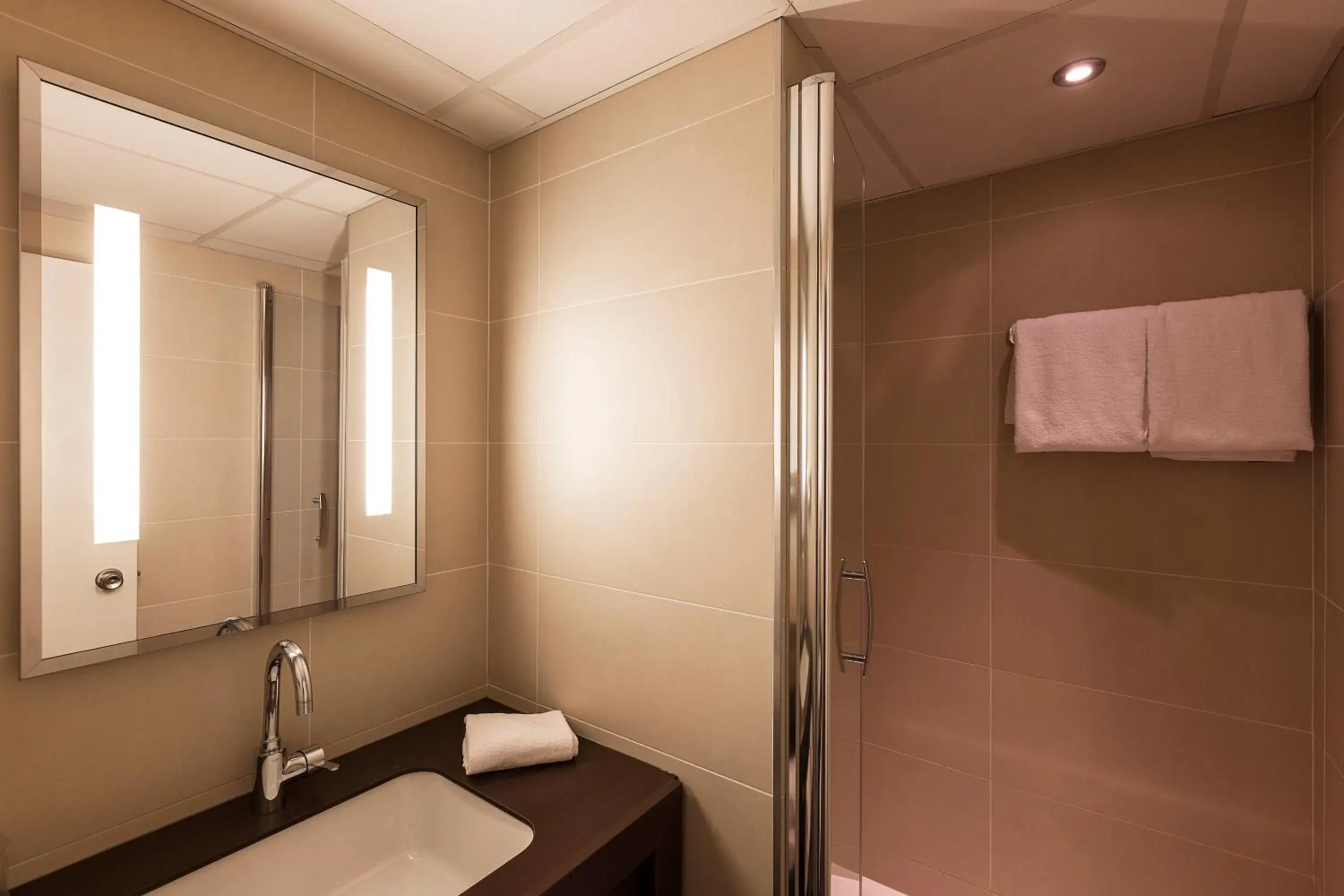 Shower, Bathroom in Hotel Mercure Vichy Thermalia