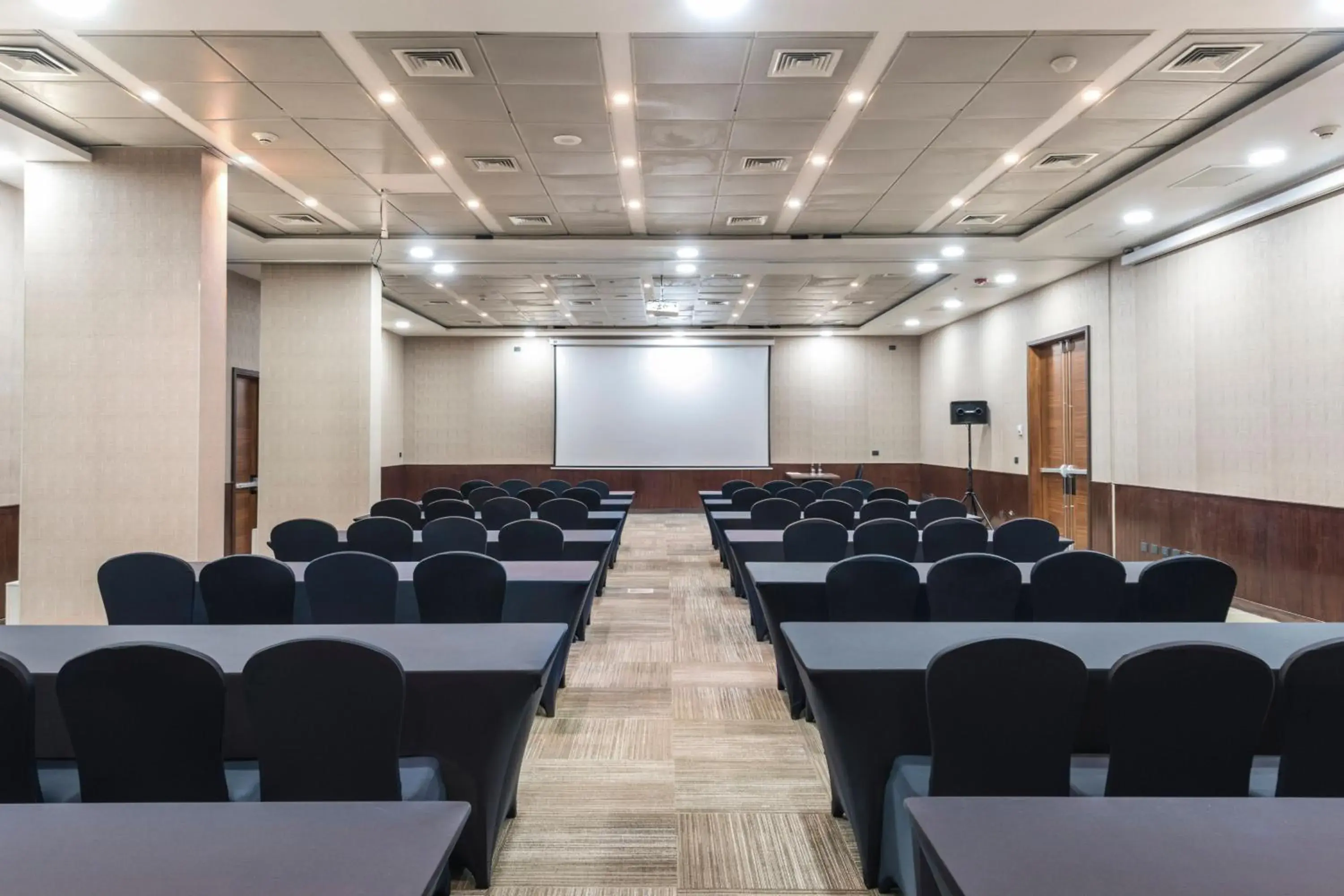 Meeting/conference room in Courtyard by Marriott Puerto Montt