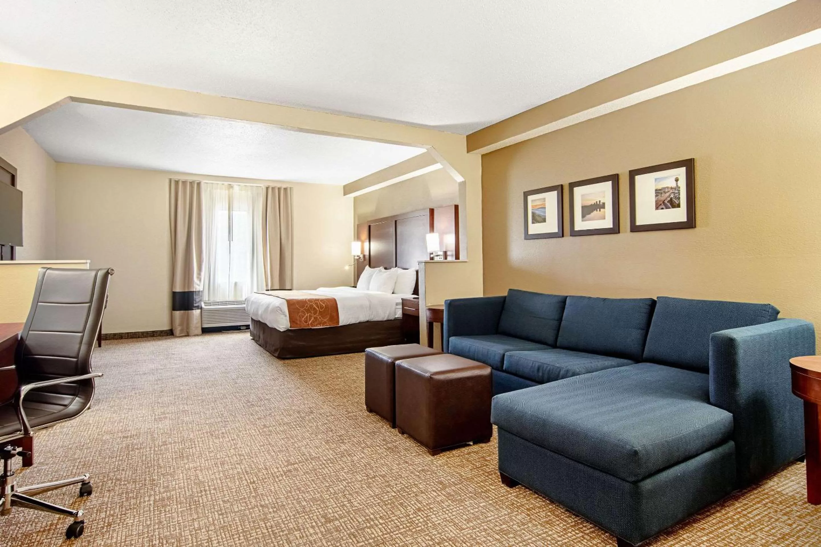 Photo of the whole room in Comfort Suites Knoxville Airport