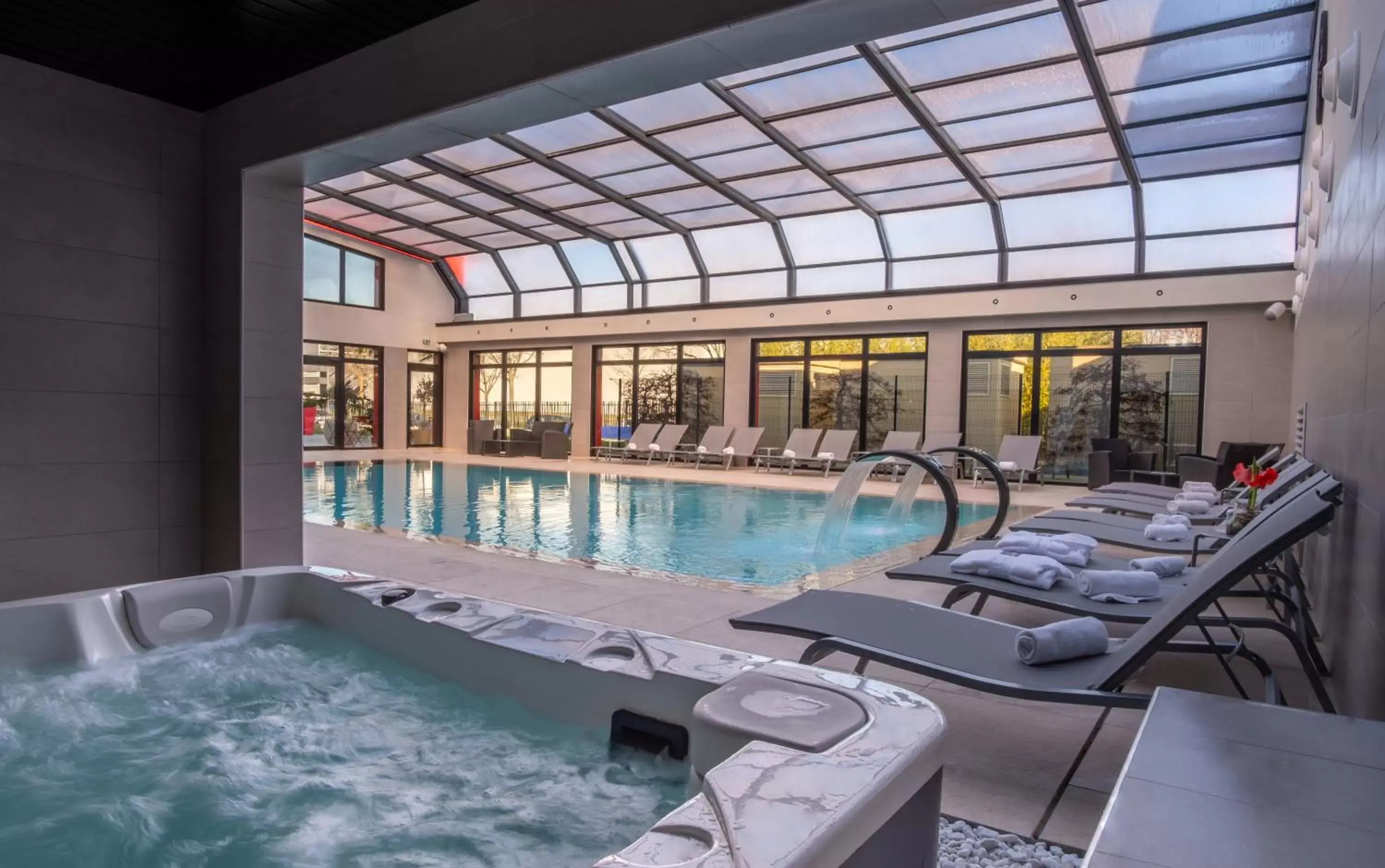 Solarium, Swimming Pool in Kyriad Prestige Lyon Est - Saint Priest Eurexpo Hotel and SPA