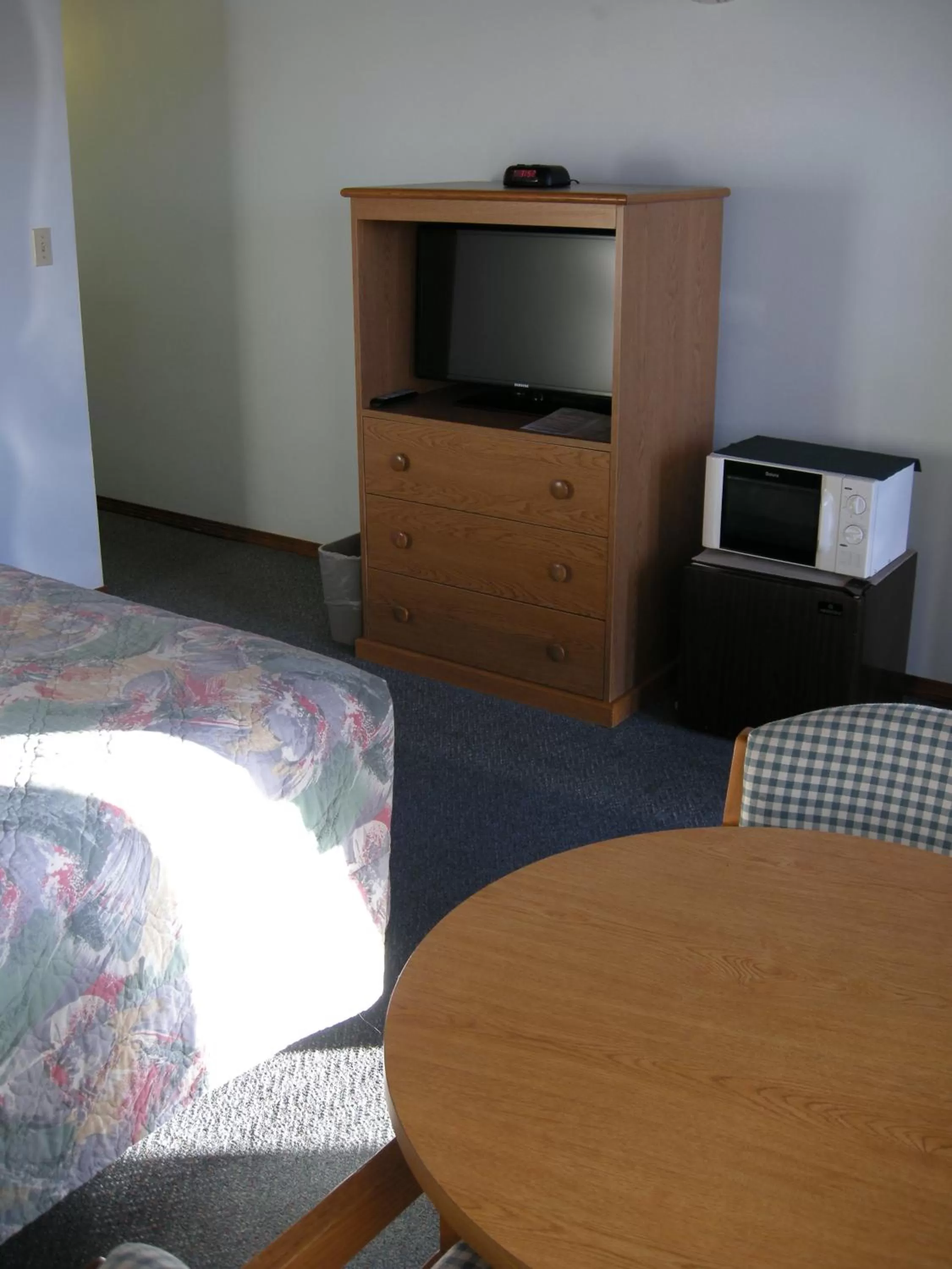 Bedroom, TV/Entertainment Center in Azalea Lodge