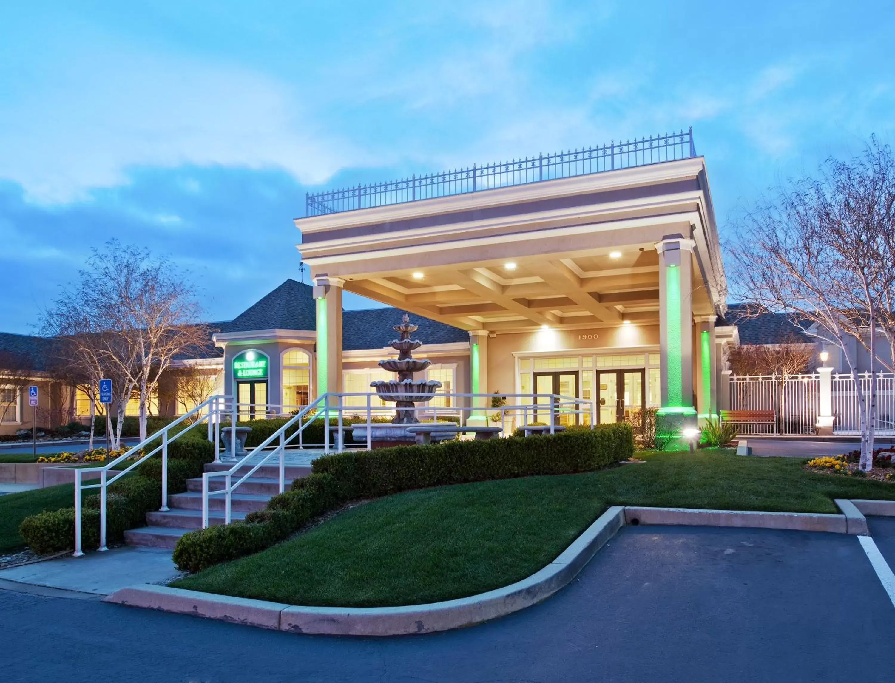 Property building in Holiday Inn Redding by IHG Property building in Holiday Inn Redding by IHG