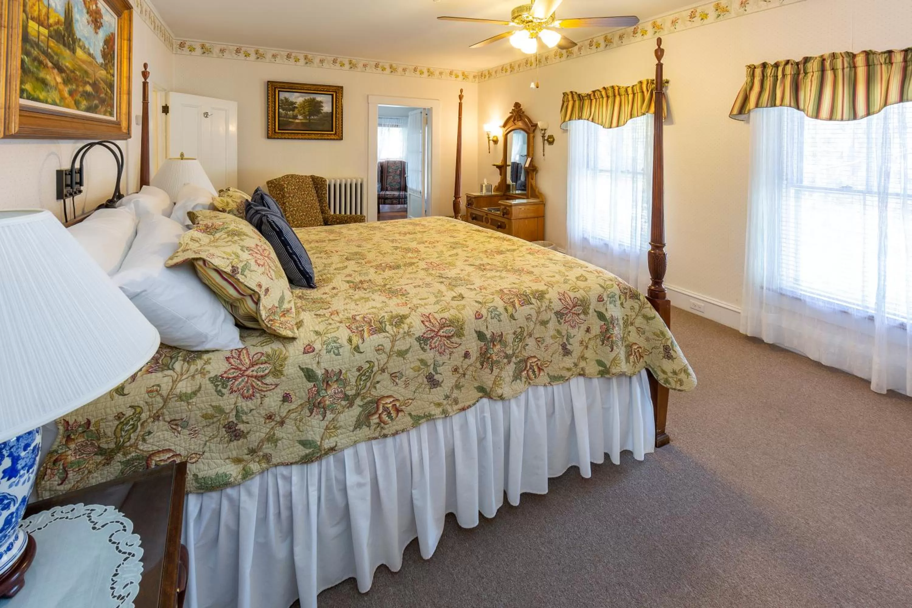 Bed in The Elmhurst Inn