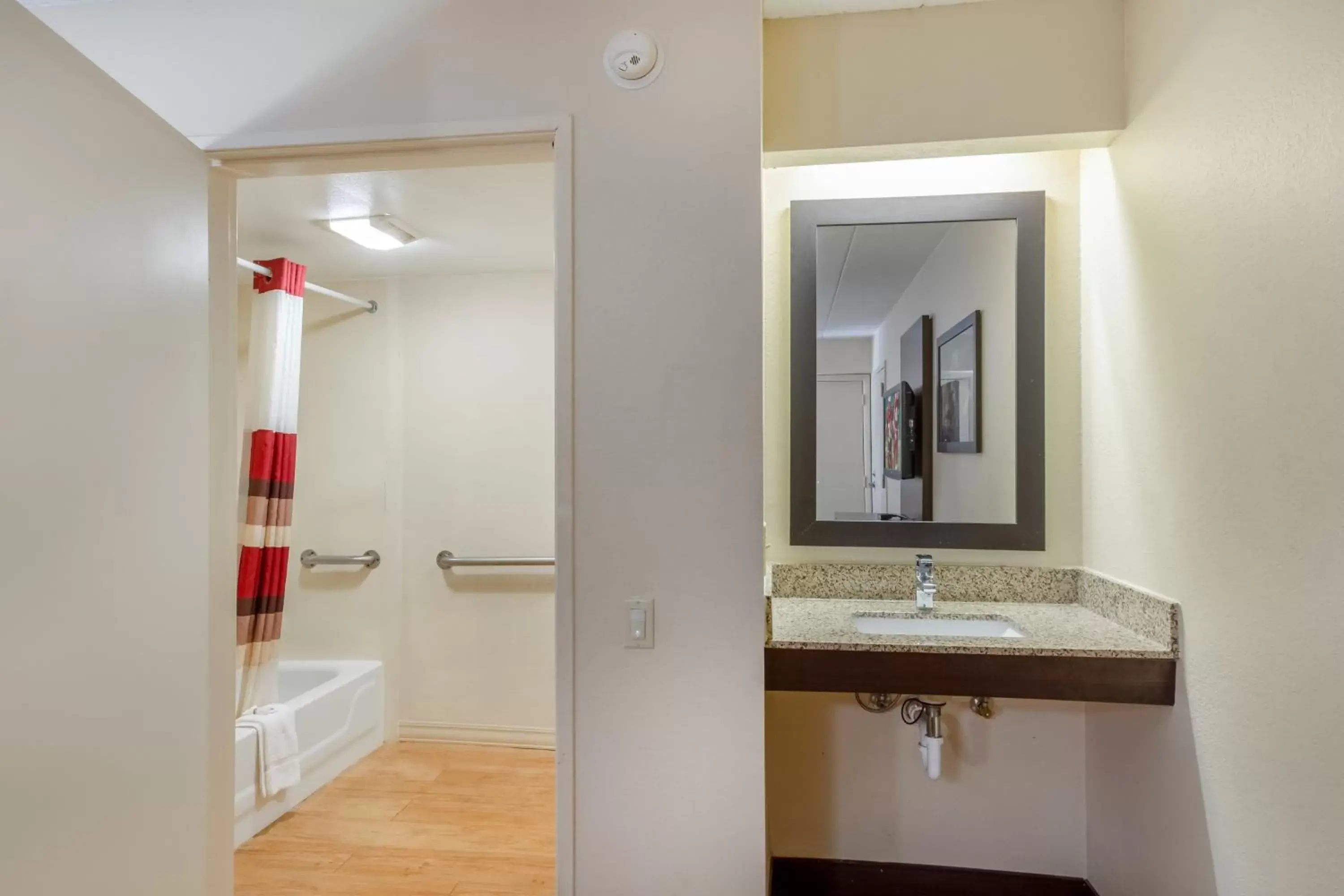 Bathroom in Red Roof Inn Kalamazoo East – Expo Center