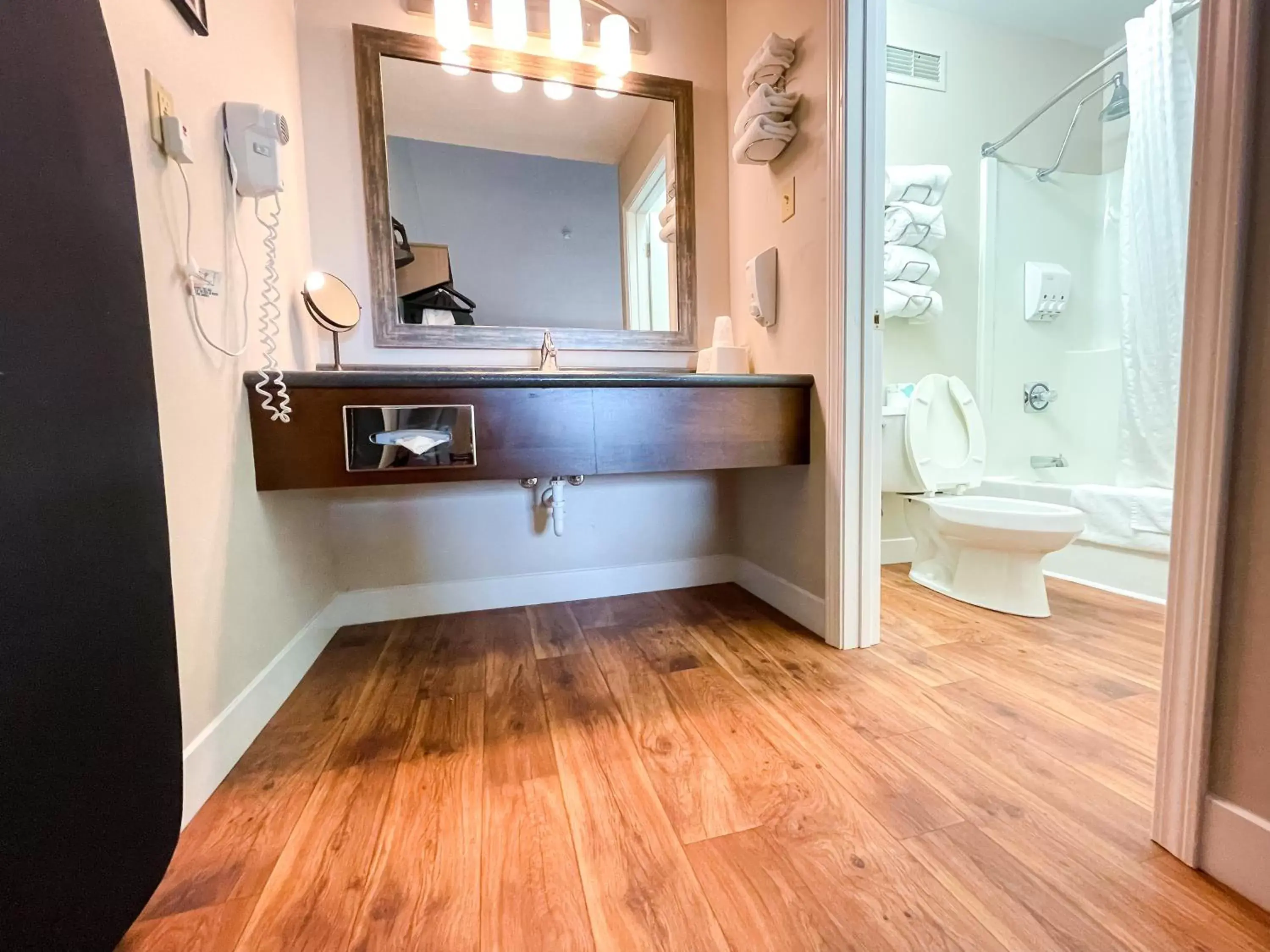 Shower, Bathroom in PINEMARK Inn Suites Events