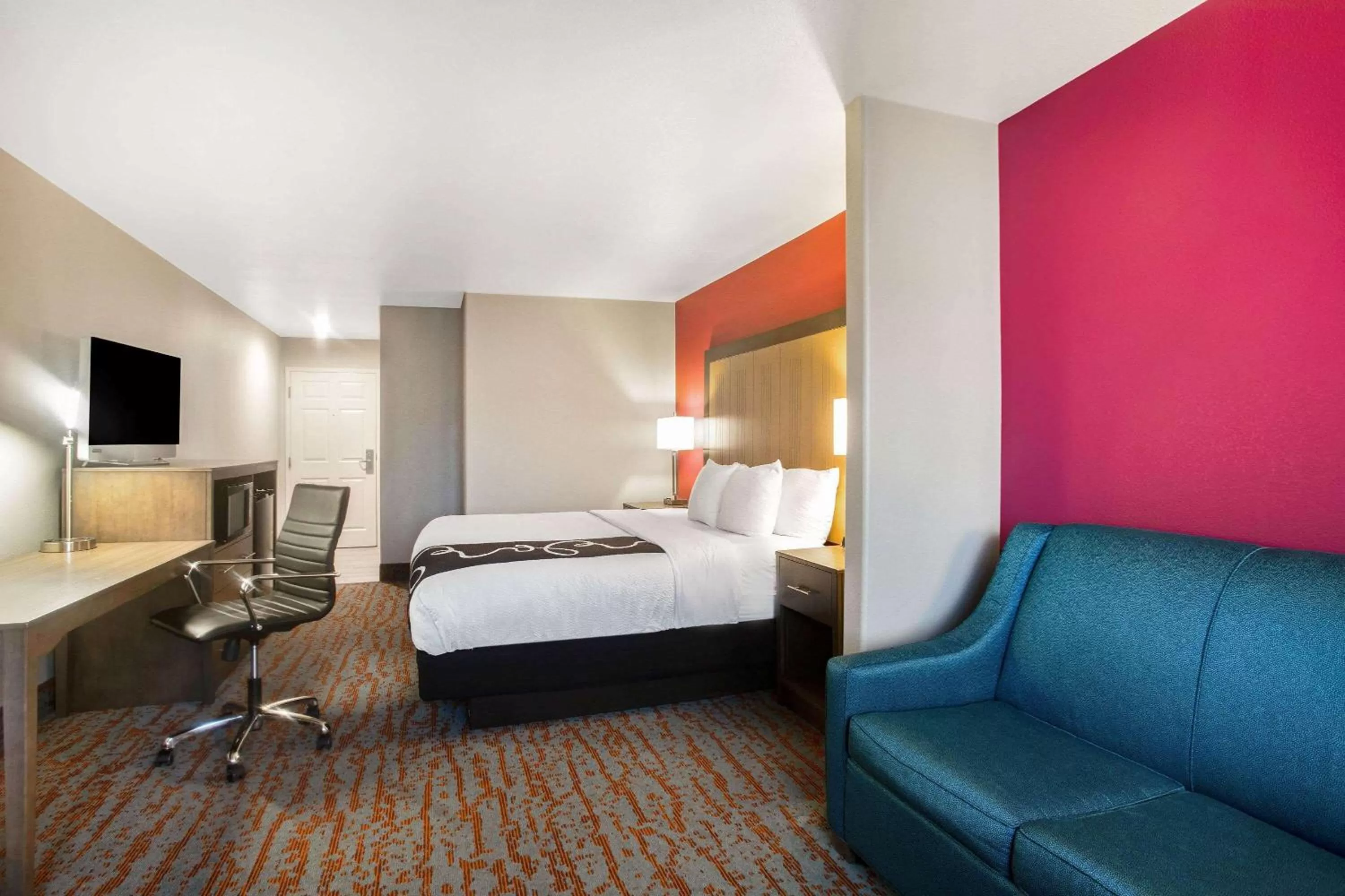 Photo of the whole room, Bed in La Quinta by Wyndham Fort Smith