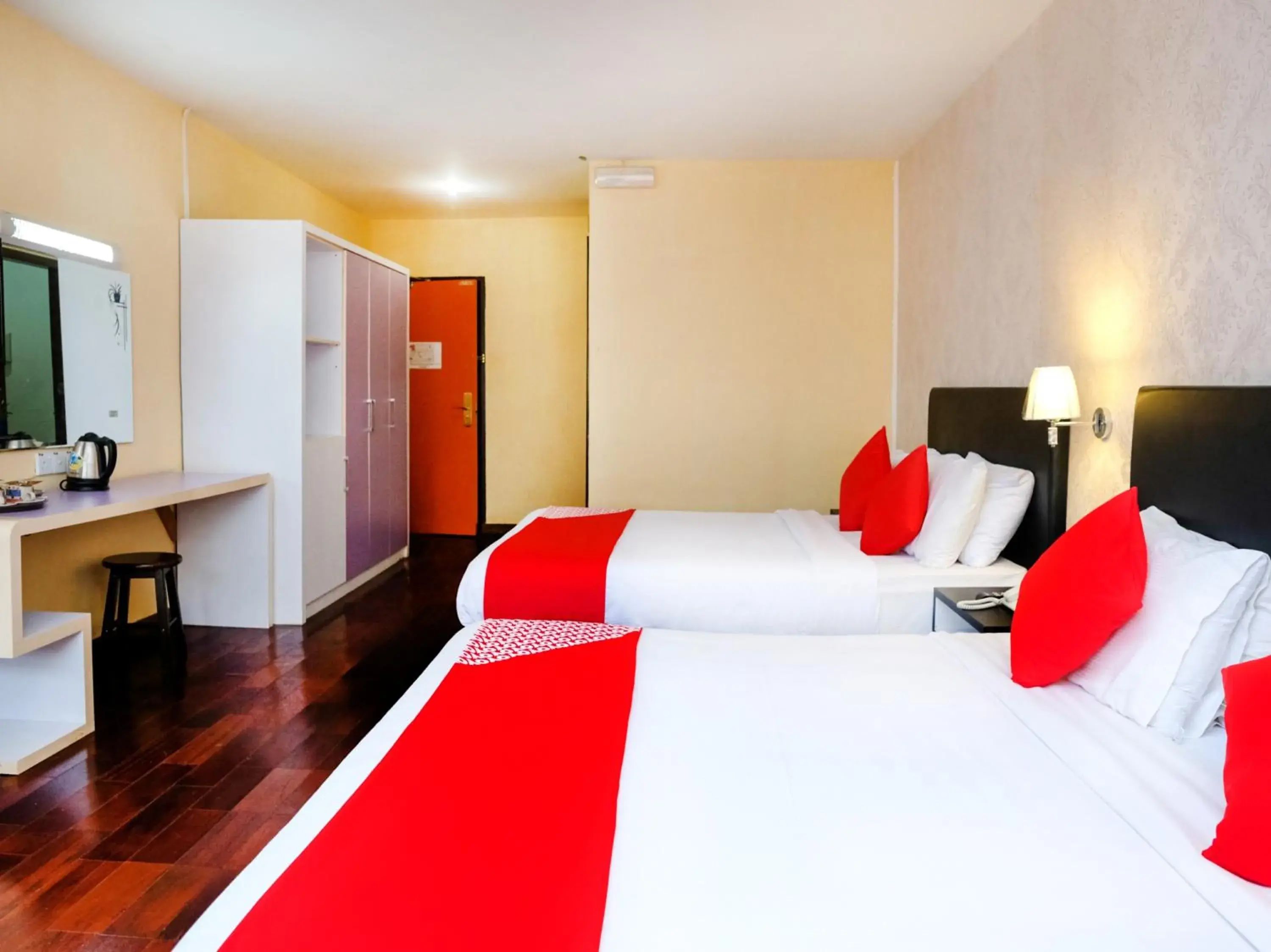 Bedroom, Bed in Super OYO 546 Grand City Hotel