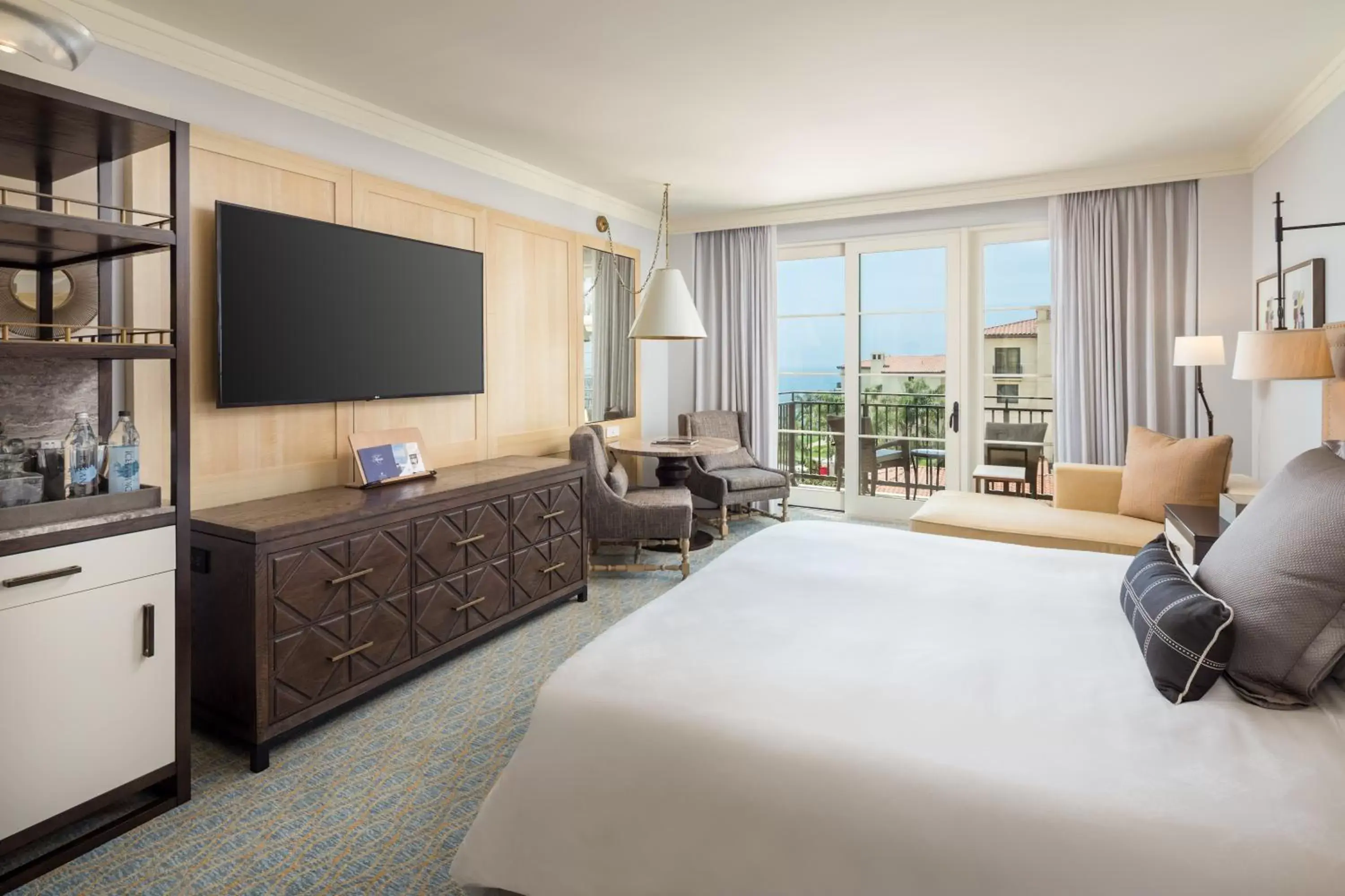 Bed, TV/Entertainment Center in Terranea Resort