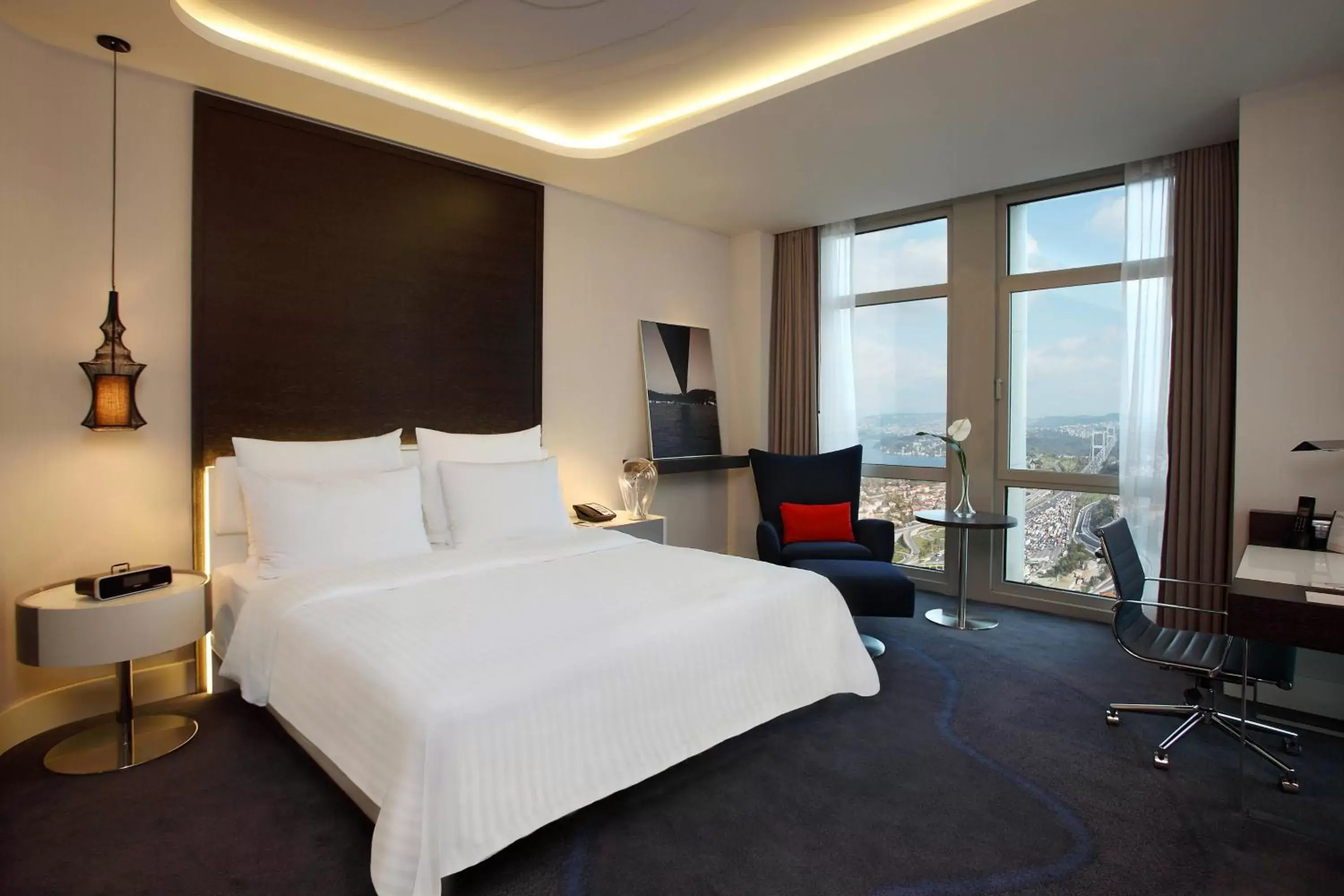 Photo of the whole room, Bed in Le Meridien Istanbul Etiler