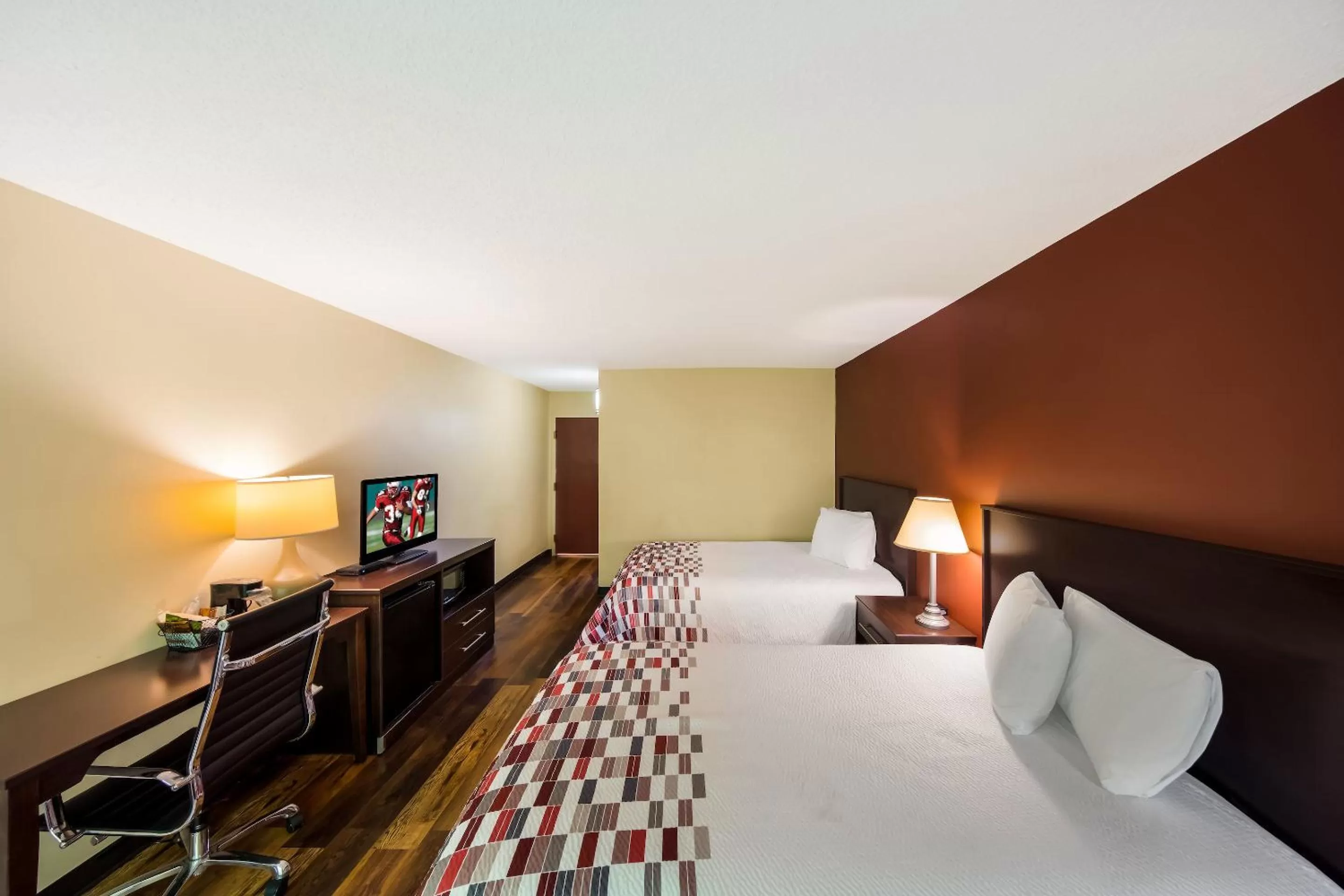 Bedroom, Bed in Red Roof Inn Hendersonville