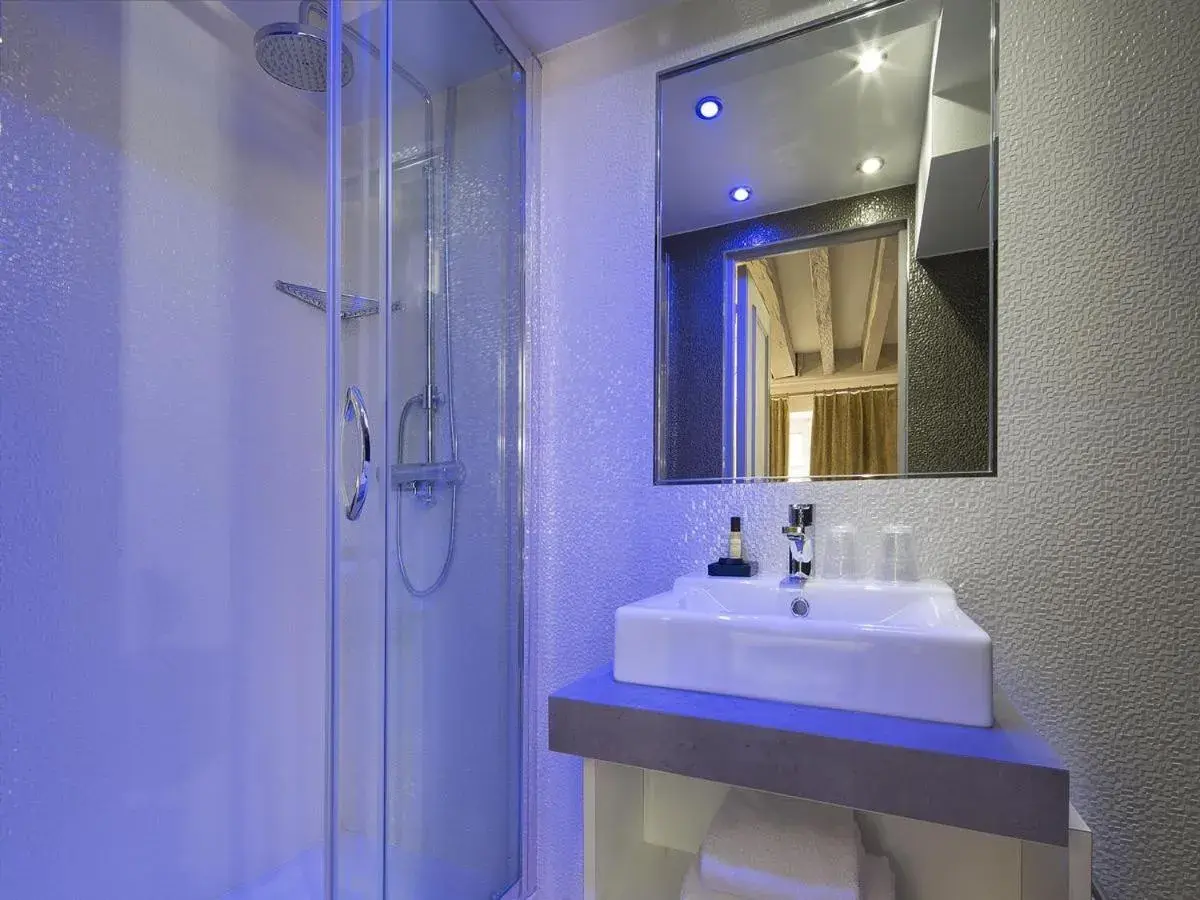 Shower, Bathroom in Hôtel Jacques De Molay