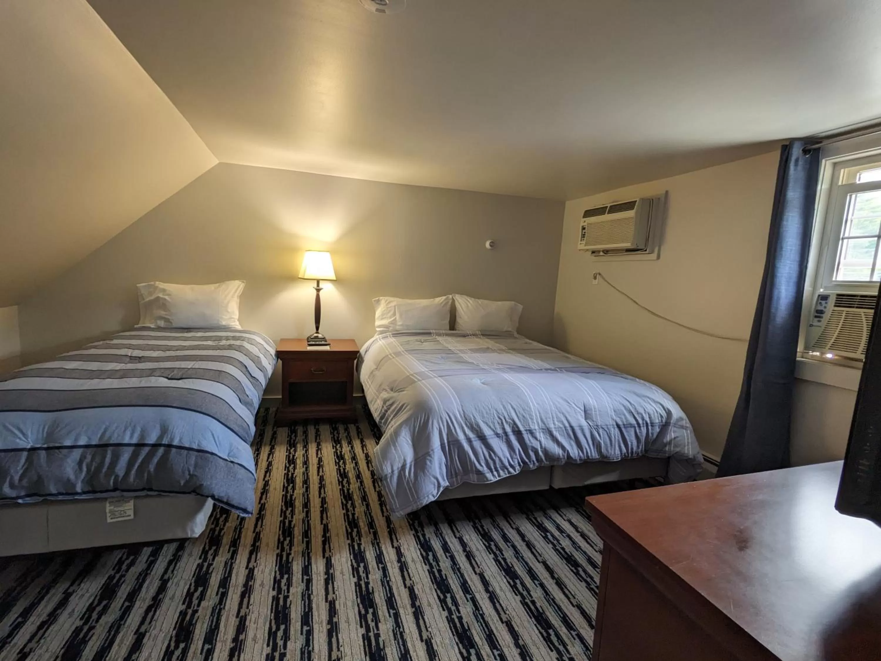 Bed in Perry's Motel and Cottages